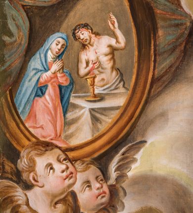 Zdjęcie nr 6: Obraz w kształcie stojącego prostokąta, ujęty profilowaną ramą, przedstawia całopostaciową sylwetkę klęczącego św. Jana Kantego zwróconego w trzech czwartych w prawo. Lekko odchyloną do tyłu głowę charakteryzuje pociągła twarz o wyrazistych rysach, półprzymkniętych oczach, wydatnych kościach policzkowych i krótkim, siwym zaroście. Łysinę ujmują krótkie, siwe włosy. Święty ubrany jest w togę doktorską o czerwonym podszyciu, z białą peleryną i białym kołnierzem i szerokimi rękawami. Prawą rękę wspiera na piersiach, lewą, lekko zgiętą w łokciu odchyla w bok. Święty Jan Kanty ukazany jest we wnętrzu świątyni, przyklękając na kamiennych stopniach. W lewym, górnym rogu kompozycji, pośród obłoków znajduje się, częściowo przesłonięty tkaniną, owalny obraz ukazujący Chrystusa Boleściwego, z którego przebitego boku wypływa krew i woda do stojącego przed nim kielicha eucharystycznego. Po lewej stronie przyklęka Matka Boska ukazana w geście modlitewnym. Poniżej obrazu, spomiędzy obłoków wyłania się para uskrzydlonych główek anielskich. W prawym, górnym rogu kompozycji unosi się sylwetka aniołka trzymającego w dłoniach wieniec laurowy i białą lilię. W tle, za świętym widoczna jest kolumna osadzona na wysokim cokole. Na stopniach leży zamknięta księga i biret. Kolorystyka obrazu utrzymana jest w ciepłych, jasnych tonacjach skontrastowanych czernią stroju świętego. 