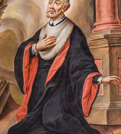 Zdjęcie nr 3: Obraz w kształcie stojącego prostokąta, ujęty profilowaną ramą, przedstawia całopostaciową sylwetkę klęczącego św. Jana Kantego zwróconego w trzech czwartych w prawo. Lekko odchyloną do tyłu głowę charakteryzuje pociągła twarz o wyrazistych rysach, półprzymkniętych oczach, wydatnych kościach policzkowych i krótkim, siwym zaroście. Łysinę ujmują krótkie, siwe włosy. Święty ubrany jest w togę doktorską o czerwonym podszyciu, z białą peleryną i białym kołnierzem i szerokimi rękawami. Prawą rękę wspiera na piersiach, lewą, lekko zgiętą w łokciu odchyla w bok. Święty Jan Kanty ukazany jest we wnętrzu świątyni, przyklękając na kamiennych stopniach. W lewym, górnym rogu kompozycji, pośród obłoków znajduje się, częściowo przesłonięty tkaniną, owalny obraz ukazujący Chrystusa Boleściwego, z którego przebitego boku wypływa krew i woda do stojącego przed nim kielicha eucharystycznego. Po lewej stronie przyklęka Matka Boska ukazana w geście modlitewnym. Poniżej obrazu, spomiędzy obłoków wyłania się para uskrzydlonych główek anielskich. W prawym, górnym rogu kompozycji unosi się sylwetka aniołka trzymającego w dłoniach wieniec laurowy i białą lilię. W tle, za świętym widoczna jest kolumna osadzona na wysokim cokole. Na stopniach leży zamknięta księga i biret. Kolorystyka obrazu utrzymana jest w ciepłych, jasnych tonacjach skontrastowanych czernią stroju świętego. 