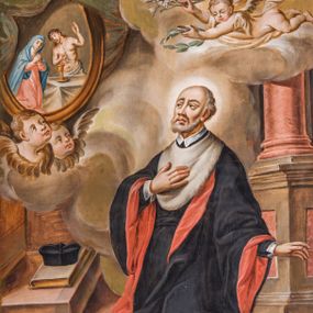 Zdjęcie nr 1: Obraz w kształcie stojącego prostokąta, ujęty profilowaną ramą, przedstawia całopostaciową sylwetkę klęczącego św. Jana Kantego zwróconego w trzech czwartych w prawo. Lekko odchyloną do tyłu głowę charakteryzuje pociągła twarz o wyrazistych rysach, półprzymkniętych oczach, wydatnych kościach policzkowych i krótkim, siwym zaroście. Łysinę ujmują krótkie, siwe włosy. Święty ubrany jest w togę doktorską o czerwonym podszyciu, z białą peleryną i białym kołnierzem i szerokimi rękawami. Prawą rękę wspiera na piersiach, lewą, lekko zgiętą w łokciu odchyla w bok. Święty Jan Kanty ukazany jest we wnętrzu świątyni, przyklękając na kamiennych stopniach. W lewym, górnym rogu kompozycji, pośród obłoków znajduje się, częściowo przesłonięty tkaniną, owalny obraz ukazujący Chrystusa Boleściwego, z którego przebitego boku wypływa krew i woda do stojącego przed nim kielicha eucharystycznego. Po lewej stronie przyklęka Matka Boska ukazana w geście modlitewnym. Poniżej obrazu, spomiędzy obłoków wyłania się para uskrzydlonych główek anielskich. W prawym, górnym rogu kompozycji unosi się sylwetka aniołka trzymającego w dłoniach wieniec laurowy i białą lilię. W tle, za świętym widoczna jest kolumna osadzona na wysokim cokole. Na stopniach leży zamknięta księga i biret. Kolorystyka obrazu utrzymana jest w ciepłych, jasnych tonacjach skontrastowanych czernią stroju świętego. 