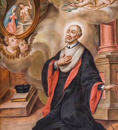 Zdjęcie nr 2: Obraz w kształcie stojącego prostokąta, ujęty profilowaną ramą, przedstawia całopostaciową sylwetkę klęczącego św. Jana Kantego zwróconego w trzech czwartych w prawo. Lekko odchyloną do tyłu głowę charakteryzuje pociągła twarz o wyrazistych rysach, półprzymkniętych oczach, wydatnych kościach policzkowych i krótkim, siwym zaroście. Łysinę ujmują krótkie, siwe włosy. Święty ubrany jest w togę doktorską o czerwonym podszyciu, z białą peleryną i białym kołnierzem i szerokimi rękawami. Prawą rękę wspiera na piersiach, lewą, lekko zgiętą w łokciu odchyla w bok. Święty Jan Kanty ukazany jest we wnętrzu świątyni, przyklękając na kamiennych stopniach. W lewym, górnym rogu kompozycji, pośród obłoków znajduje się, częściowo przesłonięty tkaniną, owalny obraz ukazujący Chrystusa Boleściwego, z którego przebitego boku wypływa krew i woda do stojącego przed nim kielicha eucharystycznego. Po lewej stronie przyklęka Matka Boska ukazana w geście modlitewnym. Poniżej obrazu, spomiędzy obłoków wyłania się para uskrzydlonych główek anielskich. W prawym, górnym rogu kompozycji unosi się sylwetka aniołka trzymającego w dłoniach wieniec laurowy i białą lilię. W tle, za świętym widoczna jest kolumna osadzona na wysokim cokole. Na stopniach leży zamknięta księga i biret. Kolorystyka obrazu utrzymana jest w ciepłych, jasnych tonacjach skontrastowanych czernią stroju świętego. 