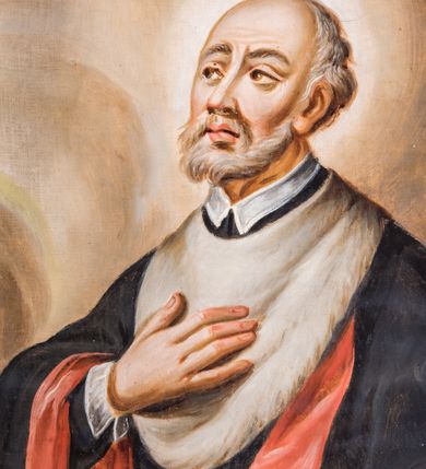 Zdjęcie nr 4: Obraz w kształcie stojącego prostokąta, ujęty profilowaną ramą, przedstawia całopostaciową sylwetkę klęczącego św. Jana Kantego zwróconego w trzech czwartych w prawo. Lekko odchyloną do tyłu głowę charakteryzuje pociągła twarz o wyrazistych rysach, półprzymkniętych oczach, wydatnych kościach policzkowych i krótkim, siwym zaroście. Łysinę ujmują krótkie, siwe włosy. Święty ubrany jest w togę doktorską o czerwonym podszyciu, z białą peleryną i białym kołnierzem i szerokimi rękawami. Prawą rękę wspiera na piersiach, lewą, lekko zgiętą w łokciu odchyla w bok. Święty Jan Kanty ukazany jest we wnętrzu świątyni, przyklękając na kamiennych stopniach. W lewym, górnym rogu kompozycji, pośród obłoków znajduje się, częściowo przesłonięty tkaniną, owalny obraz ukazujący Chrystusa Boleściwego, z którego przebitego boku wypływa krew i woda do stojącego przed nim kielicha eucharystycznego. Po lewej stronie przyklęka Matka Boska ukazana w geście modlitewnym. Poniżej obrazu, spomiędzy obłoków wyłania się para uskrzydlonych główek anielskich. W prawym, górnym rogu kompozycji unosi się sylwetka aniołka trzymającego w dłoniach wieniec laurowy i białą lilię. W tle, za świętym widoczna jest kolumna osadzona na wysokim cokole. Na stopniach leży zamknięta księga i biret. Kolorystyka obrazu utrzymana jest w ciepłych, jasnych tonacjach skontrastowanych czernią stroju świętego. 