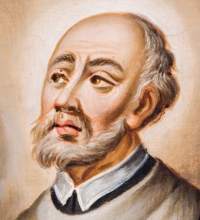 Zdjęcie nr 5: Obraz w kształcie stojącego prostokąta, ujęty profilowaną ramą, przedstawia całopostaciową sylwetkę klęczącego św. Jana Kantego zwróconego w trzech czwartych w prawo. Lekko odchyloną do tyłu głowę charakteryzuje pociągła twarz o wyrazistych rysach, półprzymkniętych oczach, wydatnych kościach policzkowych i krótkim, siwym zaroście. Łysinę ujmują krótkie, siwe włosy. Święty ubrany jest w togę doktorską o czerwonym podszyciu, z białą peleryną i białym kołnierzem i szerokimi rękawami. Prawą rękę wspiera na piersiach, lewą, lekko zgiętą w łokciu odchyla w bok. Święty Jan Kanty ukazany jest we wnętrzu świątyni, przyklękając na kamiennych stopniach. W lewym, górnym rogu kompozycji, pośród obłoków znajduje się, częściowo przesłonięty tkaniną, owalny obraz ukazujący Chrystusa Boleściwego, z którego przebitego boku wypływa krew i woda do stojącego przed nim kielicha eucharystycznego. Po lewej stronie przyklęka Matka Boska ukazana w geście modlitewnym. Poniżej obrazu, spomiędzy obłoków wyłania się para uskrzydlonych główek anielskich. W prawym, górnym rogu kompozycji unosi się sylwetka aniołka trzymającego w dłoniach wieniec laurowy i białą lilię. W tle, za świętym widoczna jest kolumna osadzona na wysokim cokole. Na stopniach leży zamknięta księga i biret. Kolorystyka obrazu utrzymana jest w ciepłych, jasnych tonacjach skontrastowanych czernią stroju świętego. 