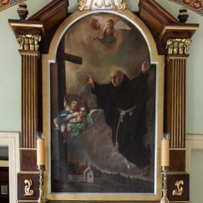 Zdjęcie nr 1: Ołtarz architektoniczny, jednokondygnacyjny, jednoosiowy, ze zwieńczeniem. Ołtarz prostopadłościenny, pole antepedium zdobi płaskorzeźbione godło zakonu franciszkanów. Retabulum, osadzone na niewysokim, lekko zryzalitowanym cokole, ujęte jest parą czworobocznych filarów osadzonych na prostopadłościennych cokołach, o kanelowanych od trzech czwartych wysokości trzonach, wspierających przerwany gzyms. Pole środkowe, wstępujące w obręb zwieńczenia ołtarza, jest w kształcie stojącego prostokąta zamkniętego półkolistym łukiem nadwieszonym. Zwieńczenie jest w formie przerwanego, trójkątnego przyczółka. Cokoły filarów zdobi motyw ornamentyki roślinnej. Zwieńczenie ujęte jest parą płonących wazonów stojących na gzymsie retabulum. Szczyt ma formę kartusza z herbem Kalinowa i monogramem maryjnym. W polu środkowym znajduje się obraz przedstawiający św. Piotra z Alkantary. Struktura ołtarza utrzymana jest kolorze politurowanego drewna, detal architektoniczny i ornamentyka są złocone i srebrzone. 