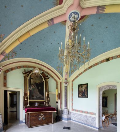 Zdjęcie nr 6: Ołtarz architektoniczny, jednokondygnacyjny, jednoosiowy, ze zwieńczeniem. Ołtarz prostopadłościenny, pole antepedium zdobi płaskorzeźbione godło zakonu franciszkanów. Retabulum, osadzone na niewysokim, lekko zryzalitowanym cokole, ujęte jest parą czworobocznych filarów osadzonych na prostopadłościennych cokołach, o kanelowanych od trzech czwartych wysokości trzonach, wspierających przerwany gzyms. Pole środkowe, wstępujące w obręb zwieńczenia ołtarza, jest w kształcie stojącego prostokąta zamkniętego półkolistym łukiem nadwieszonym. Zwieńczenie jest w formie przerwanego, trójkątnego przyczółka. Cokoły filarów zdobi motyw ornamentyki roślinnej. Zwieńczenie ujęte jest parą płonących wazonów stojących na gzymsie retabulum. Szczyt ma formę kartusza z herbem Kalinowa i monogramem maryjnym. W polu środkowym znajduje się obraz przedstawiający św. Piotra z Alkantary. Struktura ołtarza utrzymana jest kolorze politurowanego drewna, detal architektoniczny i ornamentyka są złocone i srebrzone. 