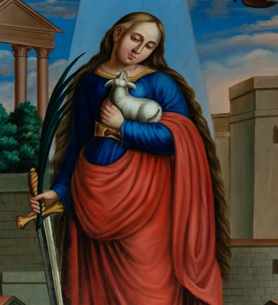 Zdjęcie nr 1: Obraz ujęty w dekoracyjną, złoconą i srebrzoną ramę, uzyskał kształt stojącego prostokąta zakończonego u góry nadwieszonym łukiem odcinkowym. W centum kompozycji na szczycie schodów na tle miejskiej architektury wyobrażono stojącą frontalnie w kontrapoście św. Agnieszkę. Oświetla ją bladoniebieski snop światła wychodzący z nieba. Męczenniczka lewą ręką przyciska do piersi małego baranka, prawą zaś wspiera o miecz, trzymając w niej także gałązkę palmową. Święta o owalnej twarzy z jasną karnacją i rumieńcami na policzkach pochyla głowę w prawo. Twarz otoczoną bardzo długimi włosami sięgającymi aż do pasa charakteryzuje wydatny nos i usta oraz półprzymknięte oczy skierowane na trzymanego baranka. Ubrana jest w niebieską suknię lamowaną przy szyi złotą taśmą i spiętą w pasie złocistym paskiem oraz czerwony płaszcz, którego prawa poła jest przerzucona przez lewe przedramię. Na dole widać spod sukni czubki złocistych butów. Z lewej strony świętej na ziemi ukazano palące się drwa. Za świętą na tle błękitnego nieba z obłokami i szybującymi dwoma ciemnymi orłami widać trójkątny przyczółek wsparty na kolumnach oraz fragmenty miejskiej zabudowy.