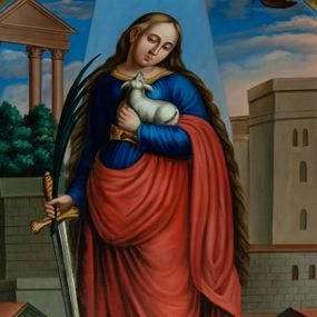 Zdjęcie nr 1: Obraz ujęty w dekoracyjną, złoconą i srebrzoną ramę, uzyskał kształt stojącego prostokąta zakończonego u góry nadwieszonym łukiem odcinkowym. W centum kompozycji na szczycie schodów na tle miejskiej architektury wyobrażono stojącą frontalnie w kontrapoście św. Agnieszkę. Oświetla ją bladoniebieski snop światła wychodzący z nieba. Męczenniczka lewą ręką przyciska do piersi małego baranka, prawą zaś wspiera o miecz, trzymając w niej także gałązkę palmową. Święta o owalnej twarzy z jasną karnacją i rumieńcami na policzkach pochyla głowę w prawo. Twarz otoczoną bardzo długimi włosami sięgającymi aż do pasa charakteryzuje wydatny nos i usta oraz półprzymknięte oczy skierowane na trzymanego baranka. Ubrana jest w niebieską suknię lamowaną przy szyi złotą taśmą i spiętą w pasie złocistym paskiem oraz czerwony płaszcz, którego prawa poła jest przerzucona przez lewe przedramię. Na dole widać spod sukni czubki złocistych butów. Z lewej strony świętej na ziemi ukazano palące się drwa. Za świętą na tle błękitnego nieba z obłokami i szybującymi dwoma ciemnymi orłami widać trójkątny przyczółek wsparty na kolumnach oraz fragmenty miejskiej zabudowy.