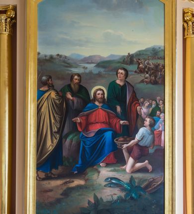 Zdjęcie nr 2: Przyścienny, jednokondygnacyjny ołtarz boczny Opatrzności Bożej uzyskał strukturę architektoniczną wspartą na wysokim cokole. Do cokołu od przodu przylega prostopadłościenny stipes ołtarzowy flankowany przez dwa filary zdobione prostokątnymi płycinami na niskich cokolikach podtrzymujące drewnianą mensę. Lico stipesu zdobi płycina w kształcie leżącego prostokąta z polem wypełnionym na środku płaskorzeźbionym trójkątem z okiem Opatrzności Bożej ujętym w owalny ornament roślinny. Kondygnację z polem obrazowym flankują smukłe kolumny ze stylizowanymi kapitelami kompozytowymi podtrzymującymi gładkie belkowanie wspierające profilowany gzyms w kształcie nadwieszonego łuku odcinkowego, udekorowanego wieńczącym go płaskorzeźbionym ornamentem roślinnym. Stylizowane motywy roślinne występują także na osi oraz po bokach belkowania. Pole obrazowe w kondygnacji uzyskało kształt stojącego prostokąta zamkniętego u góry łukiem odcinkowym, ujętego w profilowaną ramą. W polu przedstawiono cudowne rozmnożenie chleba przez Chrystusa.   Strukturę polichromowano w kolorze kości słoniowej, a dekorujące ją płyciny w odcieniach różu. Profile architektoniczne, kolumny i ornamentyka zostały wyzłocone.