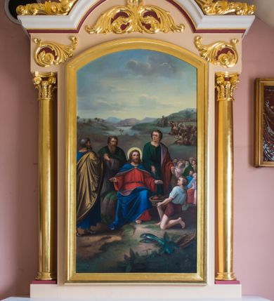 Zdjęcie nr 1: Przyścienny, jednokondygnacyjny ołtarz boczny Opatrzności Bożej uzyskał strukturę architektoniczną wspartą na wysokim cokole. Do cokołu od przodu przylega prostopadłościenny stipes ołtarzowy flankowany przez dwa filary zdobione prostokątnymi płycinami na niskich cokolikach podtrzymujące drewnianą mensę. Lico stipesu zdobi płycina w kształcie leżącego prostokąta z polem wypełnionym na środku płaskorzeźbionym trójkątem z okiem Opatrzności Bożej ujętym w owalny ornament roślinny. Kondygnację z polem obrazowym flankują smukłe kolumny ze stylizowanymi kapitelami kompozytowymi podtrzymującymi gładkie belkowanie wspierające profilowany gzyms w kształcie nadwieszonego łuku odcinkowego, udekorowanego wieńczącym go płaskorzeźbionym ornamentem roślinnym. Stylizowane motywy roślinne występują także na osi oraz po bokach belkowania. Pole obrazowe w kondygnacji uzyskało kształt stojącego prostokąta zamkniętego u góry łukiem odcinkowym, ujętego w profilowaną ramą. W polu przedstawiono cudowne rozmnożenie chleba przez Chrystusa.   Strukturę polichromowano w kolorze kości słoniowej, a dekorujące ją płyciny w odcieniach różu. Profile architektoniczne, kolumny i ornamentyka zostały wyzłocone.