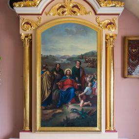 Zdjęcie nr 1: Przyścienny, jednokondygnacyjny ołtarz boczny Opatrzności Bożej uzyskał strukturę architektoniczną wspartą na wysokim cokole. Do cokołu od przodu przylega prostopadłościenny stipes ołtarzowy flankowany przez dwa filary zdobione prostokątnymi płycinami na niskich cokolikach podtrzymujące drewnianą mensę. Lico stipesu zdobi płycina w kształcie leżącego prostokąta z polem wypełnionym na środku płaskorzeźbionym trójkątem z okiem Opatrzności Bożej ujętym w owalny ornament roślinny. Kondygnację z polem obrazowym flankują smukłe kolumny ze stylizowanymi kapitelami kompozytowymi podtrzymującymi gładkie belkowanie wspierające profilowany gzyms w kształcie nadwieszonego łuku odcinkowego, udekorowanego wieńczącym go płaskorzeźbionym ornamentem roślinnym. Stylizowane motywy roślinne występują także na osi oraz po bokach belkowania. Pole obrazowe w kondygnacji uzyskało kształt stojącego prostokąta zamkniętego u góry łukiem odcinkowym, ujętego w profilowaną ramą. W polu przedstawiono cudowne rozmnożenie chleba przez Chrystusa.   Strukturę polichromowano w kolorze kości słoniowej, a dekorujące ją płyciny w odcieniach różu. Profile architektoniczne, kolumny i ornamentyka zostały wyzłocone.
