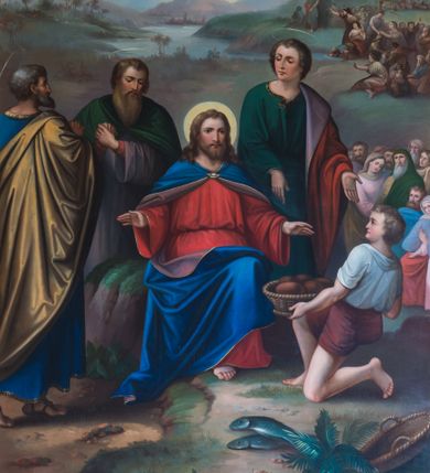 Zdjęcie nr 1: Obraz uzyskał kształt stojącego prostokąta zamkniętego u góry łukiem odcinkowym, obramienionym profilowaną, złoconą ramą. W centrum kompozycji przedstawiono frontalnie siedzącego na niewielkim wzniesieniu Chrystusa z rozłożonymi rękami. Zbawiciel ma nieznacznie ujętą głowę w trzech czwartych w prawo. Jego pełną twarz o jasnej karnacji z rumianymi policzkami charakteryzuje wydatny nos i usta oraz łagodne spojrzenie. Okalają je gęste, brązowe włosy spływające na ramiona oraz krótka broda. Jezusa ubrany jest w czerwoną tunikę przewiązaną w pasie oraz niebieski płaszcz podbity bladym filetem, spiętym pod szyją i okrywającym jego plecy, a także nogi. Spod tuniki widać fragment lewej, bosej stopy. Jego głowę okala żółty nimb. Przed Jezusem z prawej strony klęczy na lewe kolano ujęty w profilu chłopak trzymający oburącz płaski kosz z pięcioma bochenkami chleba. Chłopiec odchylając się nieznacznie do tyłu ciężar kosza wspiera na prawej nodze. Ma owalną twarz o rumianych policzkach z drobnym nosem i ustami, okoloną krótkimi, jasnymi włosami. Ubrany jest w luźną, jasną koszulę z podwiniętymi rękawami oraz krótkie, brązowe spodnie. Przed nim w prawym rogu kompozycji leży pusty wiklinowy kosz, a obok niego na ziemi dwie ryby. Za Zbawicielem stoi trzech apostołów z nimbami talerzowymi nad głowami. Pierwszy z lewej widoczny jest nieznacznie od tyłu. To starszy mężczyzna z siwiejącymi włosami i brodą, ubrany w niebieską tunikę, ochrowy płaszcz i sandały. Dwóch następnych flankuje postać Jezusa. Obaj zostali przedstawieni frontalnie. Apostoł z lewej strony trzyma złożone ręce na wysokości piersi. Jego głowę otacza bujny zarost i broda. Ubrany jest w bladofioletową tunikę i narzucony na ramiona ciemnozielony płaszcz. Z kolei apostoł z prawej strony Chrystusa to młody mężczyzna, który obiema rękami zdaje się wskazywać na trzymany przez chłopca przed Jezusem kosz z chlebem. Ma on owalną twarz pozbawioną zarostu o jasnej karnacji i rumianych policzkach z wydatnym nosem i pełnymi ustami. Jego głowę otaczają krótkie, jasne włosy. Młodzieniec ubrany jest w luźną, ciemnozieloną tunikę oraz w czerwony płaszcz podbity bladym fioletem przerzucony przez lewe ramię. Na drugim planie w głębi za chłopcem z koszem chleba i najmłodszym apostołem widać grupę siedzących ludzi. Podobną grupę przedstawiono w głębi obrazu na trzecim planie na tle wzgórzystego krajobrazu z rozlanym jeziorem i roślinnością oraz bladoniebieskim niebem z obłokami. 
    