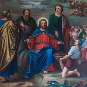 Zdjęcie nr 1: Obraz uzyskał kształt stojącego prostokąta zamkniętego u góry łukiem odcinkowym, obramienionym profilowaną, złoconą ramą. W centrum kompozycji przedstawiono frontalnie siedzącego na niewielkim wzniesieniu Chrystusa z rozłożonymi rękami. Zbawiciel ma nieznacznie ujętą głowę w trzech czwartych w prawo. Jego pełną twarz o jasnej karnacji z rumianymi policzkami charakteryzuje wydatny nos i usta oraz łagodne spojrzenie. Okalają je gęste, brązowe włosy spływające na ramiona oraz krótka broda. Jezusa ubrany jest w czerwoną tunikę przewiązaną w pasie oraz niebieski płaszcz podbity bladym filetem, spiętym pod szyją i okrywającym jego plecy, a także nogi. Spod tuniki widać fragment lewej, bosej stopy. Jego głowę okala żółty nimb. Przed Jezusem z prawej strony klęczy na lewe kolano ujęty w profilu chłopak trzymający oburącz płaski kosz z pięcioma bochenkami chleba. Chłopiec odchylając się nieznacznie do tyłu ciężar kosza wspiera na prawej nodze. Ma owalną twarz o rumianych policzkach z drobnym nosem i ustami, okoloną krótkimi, jasnymi włosami. Ubrany jest w luźną, jasną koszulę z podwiniętymi rękawami oraz krótkie, brązowe spodnie. Przed nim w prawym rogu kompozycji leży pusty wiklinowy kosz, a obok niego na ziemi dwie ryby. Za Zbawicielem stoi trzech apostołów z nimbami talerzowymi nad głowami. Pierwszy z lewej widoczny jest nieznacznie od tyłu. To starszy mężczyzna z siwiejącymi włosami i brodą, ubrany w niebieską tunikę, ochrowy płaszcz i sandały. Dwóch następnych flankuje postać Jezusa. Obaj zostali przedstawieni frontalnie. Apostoł z lewej strony trzyma złożone ręce na wysokości piersi. Jego głowę otacza bujny zarost i broda. Ubrany jest w bladofioletową tunikę i narzucony na ramiona ciemnozielony płaszcz. Z kolei apostoł z prawej strony Chrystusa to młody mężczyzna, który obiema rękami zdaje się wskazywać na trzymany przez chłopca przed Jezusem kosz z chlebem. Ma on owalną twarz pozbawioną zarostu o jasnej karnacji i rumianych policzkach z wydatnym nosem i pełnymi ustami. Jego głowę otaczają krótkie, jasne włosy. Młodzieniec ubrany jest w luźną, ciemnozieloną tunikę oraz w czerwony płaszcz podbity bladym fioletem przerzucony przez lewe ramię. Na drugim planie w głębi za chłopcem z koszem chleba i najmłodszym apostołem widać grupę siedzących ludzi. Podobną grupę przedstawiono w głębi obrazu na trzecim planie na tle wzgórzystego krajobrazu z rozlanym jeziorem i roślinnością oraz bladoniebieskim niebem z obłokami. 
    