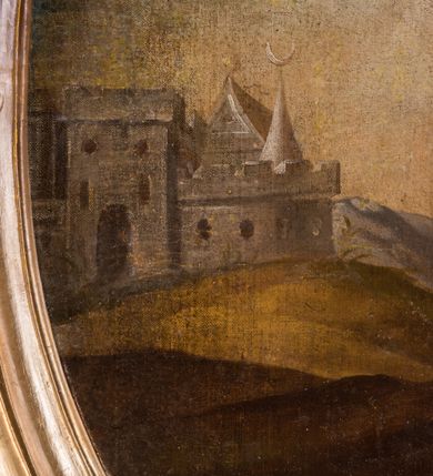 Zdjęcie nr 2: Obraz w kształcie stojącego owalu przedstawia całopostaciowy wizerunek św. Szczepana stojącego w kontrapoście i zwróconego w trzech czwartych w lewo. Przechyloną głowę charakteryzuje owalna twarz o młodzieńczych, pozbawionych zarostu rysach oraz długie, falowane, opadające na plecy włosy. Święty ubrany jest w albę i czerwoną dalmatykę ze złoconymi obszyciami i pretekstą w formie krzyża. Lewą rękę wspiera na piersiach, w prawej wysuniętej w bok trzyma gałązkę palmową. Głowę świętego okala świetlisty nimb, u jego stóp, po prawej stronie leżą trzy kamienie. Święty Szczepan ukazany jest na tle górzystego pejzażu o obniżonej linii horyzontu, z elementami architektury po prawej stronie kompozycji, gdzie wyróżnia się strzelista wieża kościoła. Znaczną część tła zajmuje partia pokrytego obłokami nieba. W dolnej części obrazu znajduje się napis „S(anctus) Stephanus M(artyr)”.       
Obraz ujęty jest rzeźbioną, ażurową ramą z motywem rocaille’u, parą wolut po bokach u dołu oraz motywem kartusza w zwieńczeniu. Całość osadzona jest wtórnie na sarkofagowym ołtarzu w formie niewielkiej konsoli.   