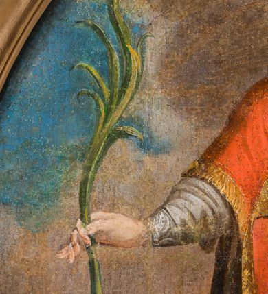 Zdjęcie nr 3: Obraz w kształcie stojącego owalu przedstawia całopostaciowy wizerunek św. Szczepana stojącego w kontrapoście i zwróconego w trzech czwartych w lewo. Przechyloną głowę charakteryzuje owalna twarz o młodzieńczych, pozbawionych zarostu rysach oraz długie, falowane, opadające na plecy włosy. Święty ubrany jest w albę i czerwoną dalmatykę ze złoconymi obszyciami i pretekstą w formie krzyża. Lewą rękę wspiera na piersiach, w prawej wysuniętej w bok trzyma gałązkę palmową. Głowę świętego okala świetlisty nimb, u jego stóp, po prawej stronie leżą trzy kamienie. Święty Szczepan ukazany jest na tle górzystego pejzażu o obniżonej linii horyzontu, z elementami architektury po prawej stronie kompozycji, gdzie wyróżnia się strzelista wieża kościoła. Znaczną część tła zajmuje partia pokrytego obłokami nieba. W dolnej części obrazu znajduje się napis „S(anctus) Stephanus M(artyr)”.       
Obraz ujęty jest rzeźbioną, ażurową ramą z motywem rocaille’u, parą wolut po bokach u dołu oraz motywem kartusza w zwieńczeniu. Całość osadzona jest wtórnie na sarkofagowym ołtarzu w formie niewielkiej konsoli.   