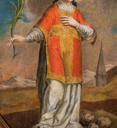 Zdjęcie nr 4: Obraz w kształcie stojącego owalu przedstawia całopostaciowy wizerunek św. Szczepana stojącego w kontrapoście i zwróconego w trzech czwartych w lewo. Przechyloną głowę charakteryzuje owalna twarz o młodzieńczych, pozbawionych zarostu rysach oraz długie, falowane, opadające na plecy włosy. Święty ubrany jest w albę i czerwoną dalmatykę ze złoconymi obszyciami i pretekstą w formie krzyża. Lewą rękę wspiera na piersiach, w prawej wysuniętej w bok trzyma gałązkę palmową. Głowę świętego okala świetlisty nimb, u jego stóp, po prawej stronie leżą trzy kamienie. Święty Szczepan ukazany jest na tle górzystego pejzażu o obniżonej linii horyzontu, z elementami architektury po prawej stronie kompozycji, gdzie wyróżnia się strzelista wieża kościoła. Znaczną część tła zajmuje partia pokrytego obłokami nieba. W dolnej części obrazu znajduje się napis „S(anctus) Stephanus M(artyr)”.       
Obraz ujęty jest rzeźbioną, ażurową ramą z motywem rocaille’u, parą wolut po bokach u dołu oraz motywem kartusza w zwieńczeniu. Całość osadzona jest wtórnie na sarkofagowym ołtarzu w formie niewielkiej konsoli.   