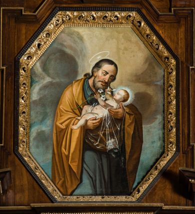 Zdjęcie nr 2: Ołtarz architektoniczny, jednokondygnacyjny, jednoosiowy, ze zwieńczeniem. Ołtarz prostopadłościenny z drewnianą mensą i drewnianym antepedium artykułowanym trzema prostokątnymi płycinami. Retabulum osadzone na lekko zryzalitowanym cokole, lekko wstępującym pośrodku w kolejną partię retabulum. Część środkową ołtarza ujmuje para filarów o czworobocznym przekroju, osadzonych na wysokich cokołach i podtrzymujących przerwane belkowanie ze wspartym na nim przerwanym, półkolistym przyczółkiem. Część środkowa belkowania jest wyniesiona nieco wyżej. Pole części środkowej ma kształt stojącego prostokąta zamkniętego półkolistym łukiem nadwieszonym. Osadzone na wyłamującym się pośrodku gzymsie zwieńczenie jest w formie stojącego prostokąta wypełnionego płyciną z uszakami w narożach, zamkniętą trapezoidalnym łukiem. Pole środkowe ma postać wydłużonego ośmioboku. Zwieńczenie zamyka szczyt w formie przerwanego, trójkątnego przyczółka osadzonego na przerwanym belkowaniu. Partie fryzu retabulum zdobi motyw prostokątnych rozet. Boki zwieńczenia zdobi para ażurowych, ornamentalnych uszaków. W szczycie, pośrodku, na niewielkim cokoliku znajduje się monogram maryjny dołem ujęty bukietem kwiatów, górą koroną. W polu części środkowej umieszczono obraz Matki Boskiej Niepokalanie Poczętej, na zasuwie wizerunek Matki Boskiej Bolesnej. W zwieńczeniu jest przedstawienie św. Józefa. Struktura retabulum utrzymana jest w kolorystyce pokostowanego drewna, partie detalu architektonicznego i ornamentyka są złocone.   

