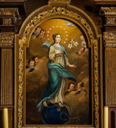 Zdjęcie nr 4: Ołtarz architektoniczny, jednokondygnacyjny, jednoosiowy, ze zwieńczeniem. Ołtarz prostopadłościenny z drewnianą mensą i drewnianym antepedium artykułowanym trzema prostokątnymi płycinami. Retabulum osadzone na lekko zryzalitowanym cokole, lekko wstępującym pośrodku w kolejną partię retabulum. Część środkową ołtarza ujmuje para filarów o czworobocznym przekroju, osadzonych na wysokich cokołach i podtrzymujących przerwane belkowanie ze wspartym na nim przerwanym, półkolistym przyczółkiem. Część środkowa belkowania jest wyniesiona nieco wyżej. Pole części środkowej ma kształt stojącego prostokąta zamkniętego półkolistym łukiem nadwieszonym. Osadzone na wyłamującym się pośrodku gzymsie zwieńczenie jest w formie stojącego prostokąta wypełnionego płyciną z uszakami w narożach, zamkniętą trapezoidalnym łukiem. Pole środkowe ma postać wydłużonego ośmioboku. Zwieńczenie zamyka szczyt w formie przerwanego, trójkątnego przyczółka osadzonego na przerwanym belkowaniu. Partie fryzu retabulum zdobi motyw prostokątnych rozet. Boki zwieńczenia zdobi para ażurowych, ornamentalnych uszaków. W szczycie, pośrodku, na niewielkim cokoliku znajduje się monogram maryjny dołem ujęty bukietem kwiatów, górą koroną. W polu części środkowej umieszczono obraz Matki Boskiej Niepokalanie Poczętej, na zasuwie wizerunek Matki Boskiej Bolesnej. W zwieńczeniu jest przedstawienie św. Józefa. Struktura retabulum utrzymana jest w kolorystyce pokostowanego drewna, partie detalu architektonicznego i ornamentyka są złocone.   

