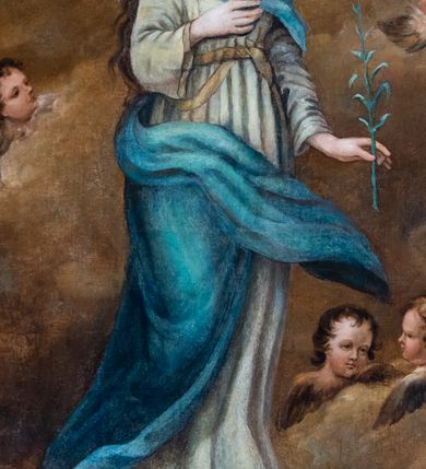 Zdjęcie nr 8: Ołtarz architektoniczny, jednokondygnacyjny, jednoosiowy, ze zwieńczeniem. Ołtarz prostopadłościenny z drewnianą mensą i drewnianym antepedium artykułowanym trzema prostokątnymi płycinami. Retabulum osadzone na lekko zryzalitowanym cokole, lekko wstępującym pośrodku w kolejną partię retabulum. Część środkową ołtarza ujmuje para filarów o czworobocznym przekroju, osadzonych na wysokich cokołach i podtrzymujących przerwane belkowanie ze wspartym na nim przerwanym, półkolistym przyczółkiem. Część środkowa belkowania jest wyniesiona nieco wyżej. Pole części środkowej ma kształt stojącego prostokąta zamkniętego półkolistym łukiem nadwieszonym. Osadzone na wyłamującym się pośrodku gzymsie zwieńczenie jest w formie stojącego prostokąta wypełnionego płyciną z uszakami w narożach, zamkniętą trapezoidalnym łukiem. Pole środkowe ma postać wydłużonego ośmioboku. Zwieńczenie zamyka szczyt w formie przerwanego, trójkątnego przyczółka osadzonego na przerwanym belkowaniu. Partie fryzu retabulum zdobi motyw prostokątnych rozet. Boki zwieńczenia zdobi para ażurowych, ornamentalnych uszaków. W szczycie, pośrodku, na niewielkim cokoliku znajduje się monogram maryjny dołem ujęty bukietem kwiatów, górą koroną. W polu części środkowej umieszczono obraz Matki Boskiej Niepokalanie Poczętej, na zasuwie wizerunek Matki Boskiej Bolesnej. W zwieńczeniu jest przedstawienie św. Józefa. Struktura retabulum utrzymana jest w kolorystyce pokostowanego drewna, partie detalu architektonicznego i ornamentyka są złocone.   

