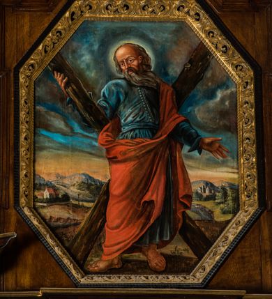 Zdjęcie nr 7: Ołtarz architektoniczny, jednokondygnacyjny, jednoosiowy, ze zwieńczeniem. Ołtarz prostopadłościenny z drewnianą mensą i drewnianym antepedium artykułowanym trzema prostokątnymi płycinami. Retabulum osadzone na lekko zryzalitowanym cokole, lekko wstępującym pośrodku w kolejną partię retabulum. Część środkową ołtarza ujmuje para filarów o czworobocznym przekroju, osadzonych na wysokich cokołach i podtrzymujących przerwane belkowanie ze wspartym na nim przerwanym, półkolistym przyczółkiem. Część środkowa belkowania jest wyniesiona nieco wyżej. Pole części środkowej ma kształt stojącego prostokąta zamkniętego półkolistym łukiem nadwieszonym. Osadzone na wyłamującym się pośrodku gzymsie zwieńczenie jest w postaci stojącego prostokąta wypełnionego płyciną z uszakami w narożach, zamkniętą trapezoidalnym łukiem. Pole środkowe jest w formie wydłużonego ośmioboku. Zwieńczenie zamyka szczyt z formie przerwanego, trójkątnego przyczółka osadzonego na przerwanym belkowaniu. Środkową płycinę antepedium zdobi płaskorzeźbiony i złocony  motyw godła zakonu franciszkanów wpisany w owal i ujęty kwiatami lilii. Boki zwieńczenia zdobi para ażurowych, ornamentalnych uszaków. W szczycie, pośrodku, na niewielkim cokoliku znajduje się złocono-srebrzony motyw z godła zakonu franciszkanów (skrzyżowane ręce na tle obłoków). W polu części środkowej umieszczono obraz przedstawiający Stygmatyzację św. Franciszka. W zwieńczeniu jest wizerunek św. Andrzeja Apostoła. Struktura retabulum utrzymana jest w kolorystyce pokostowanego drewna, partie detalu architektonicznego i ornamentyka są złocone i srebrzone. 