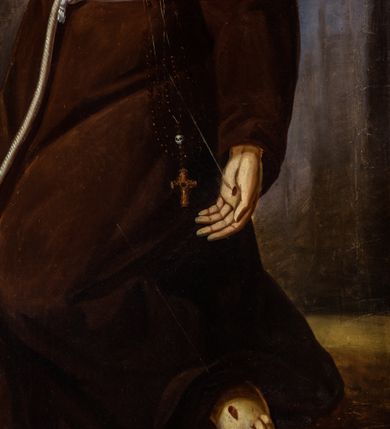 Zdjęcie nr 6: Ołtarz architektoniczny, jednokondygnacyjny, jednoosiowy, ze zwieńczeniem. Ołtarz prostopadłościenny z drewnianą mensą i drewnianym antepedium artykułowanym trzema prostokątnymi płycinami. Retabulum osadzone na lekko zryzalitowanym cokole, lekko wstępującym pośrodku w kolejną partię retabulum. Część środkową ołtarza ujmuje para filarów o czworobocznym przekroju, osadzonych na wysokich cokołach i podtrzymujących przerwane belkowanie ze wspartym na nim przerwanym, półkolistym przyczółkiem. Część środkowa belkowania jest wyniesiona nieco wyżej. Pole części środkowej ma kształt stojącego prostokąta zamkniętego półkolistym łukiem nadwieszonym. Osadzone na wyłamującym się pośrodku gzymsie zwieńczenie jest w postaci stojącego prostokąta wypełnionego płyciną z uszakami w narożach, zamkniętą trapezoidalnym łukiem. Pole środkowe jest w formie wydłużonego ośmioboku. Zwieńczenie zamyka szczyt z formie przerwanego, trójkątnego przyczółka osadzonego na przerwanym belkowaniu. Środkową płycinę antepedium zdobi płaskorzeźbiony i złocony  motyw godła zakonu franciszkanów wpisany w owal i ujęty kwiatami lilii. Boki zwieńczenia zdobi para ażurowych, ornamentalnych uszaków. W szczycie, pośrodku, na niewielkim cokoliku znajduje się złocono-srebrzony motyw z godła zakonu franciszkanów (skrzyżowane ręce na tle obłoków). W polu części środkowej umieszczono obraz przedstawiający Stygmatyzację św. Franciszka. W zwieńczeniu jest wizerunek św. Andrzeja Apostoła. Struktura retabulum utrzymana jest w kolorystyce pokostowanego drewna, partie detalu architektonicznego i ornamentyka są złocone i srebrzone. 