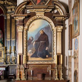 Zdjęcie nr 1: Ołtarz architektoniczny, jednokondygnacyjny, jednoosiowy, ze zwieńczeniem. Ołtarz prostopadłościenny z drewnianą mensą i drewnianym antepedium artykułowanym trzema prostokątnymi płycinami. Retabulum osadzone na lekko zryzalitowanym cokole, lekko wstępującym pośrodku w kolejną partię retabulum. Część środkową ołtarza ujmuje para filarów o czworobocznym przekroju, osadzonych na wysokich cokołach i podtrzymujących przerwane belkowanie ze wspartym na nim przerwanym, półkolistym przyczółkiem. Część środkowa belkowania jest wyniesiona nieco wyżej. Pole części środkowej ma kształt stojącego prostokąta zamkniętego półkolistym łukiem nadwieszonym. Osadzone na wyłamującym się pośrodku gzymsie zwieńczenie jest w postaci stojącego prostokąta wypełnionego płyciną z uszakami w narożach, zamkniętą trapezoidalnym łukiem. Pole środkowe jest w formie wydłużonego ośmioboku. Zwieńczenie zamyka szczyt z formie przerwanego, trójkątnego przyczółka osadzonego na przerwanym belkowaniu. Środkową płycinę antepedium zdobi płaskorzeźbiony i złocony  motyw godła zakonu franciszkanów wpisany w owal i ujęty kwiatami lilii. Boki zwieńczenia zdobi para ażurowych, ornamentalnych uszaków. W szczycie, pośrodku, na niewielkim cokoliku znajduje się złocono-srebrzony motyw z godła zakonu franciszkanów (skrzyżowane ręce na tle obłoków). W polu części środkowej umieszczono obraz przedstawiający Stygmatyzację św. Franciszka. W zwieńczeniu jest wizerunek św. Andrzeja Apostoła. Struktura retabulum utrzymana jest w kolorystyce pokostowanego drewna, partie detalu architektonicznego i ornamentyka są złocone i srebrzone. 