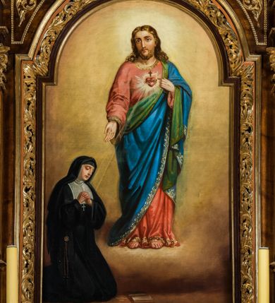 Zdjęcie nr 2: Ołtarz architektoniczny, jednokondygnacyjny, jednoosiowy, ze zwieńczeniem. Ołtarz prostopadłościenny z drewnianą mensą i drewnianym antepedium artykułowanym trzema prostokątnymi płycinami. Retabulum osadzone na nieznacznie zryzalitowanym cokole, lekko wstępującym pośrodku w kolejną partię retabulum. Część środkową ołtarza ujmuje para filarów o czworobocznym przekroju, ustawionych na tle pilastrów, osadzonych na wysokich cokołach i podtrzymujących przerwane belkowanie ze wspartym na nim przerwanym, półkolistym przyczółkiem. Część środkowa belkowania jest wyniesiona nieco wyżej. Pole części środkowej ma kształt stojącego prostokąta zamkniętego półkolistym łukiem nadwieszonym. Osadzone na wyłamującym się pośrodku gzymsie zwieńczenie ma postać stojącego prostokąta wypełnionego płyciną z uszakami w narożach, zamkniętą trójbocznie z ośmioboku. Pole środkowe w formie wydłużonego ośmioboku. Zwieńczenie domyka szczyt z formie przerwanego, trójkątnego przyczółka osadzonego na przerwanym belkowaniu. Środkową płycinę antepedium zdobi płaskorzeźbiony motyw gorejącego serca Jezusa ujęty promienistą glorią. W partii fryzu są motywy ornamentyki roślinnej. Boki zwieńczenia ujmuje para ażurowych, akantowych uszaków. W szczycie, po bokach, na przerwanym przyczółku jest para płonących wazonów, pośrodku natomiast monogram IHS z krzyżem. W polu części środkowej znajduje się przedstawienie św. Małgorzaty Alacoque adorującej Najświętsze Serce Jezusa. W zwieńczeniu jest przedstawienie (?). Struktura retabulum utrzymana jest w kolorystyce pokostowanego drewna, partie detalu architektonicznego i ornamentyka są złocone.  