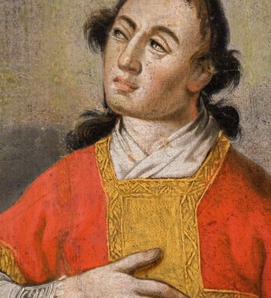 Zdjęcie nr 4: Obraz w kształcie stojącego owalu przedstawia całopostaciowy wizerunek św. Wawrzyńca stojącego w kontrapoście i zwróconego w trzech czwartych w prawo. Przechyloną nieznacznie głowę charakteryzuje pociągła twarz o wyrazistych, młodzieńczych, pozbawionych zarostu rysach oraz długie, falowane, opadające na plecy włosy o wydatnych kępkach na wysokości uszu. Święty ubrany jest w albę i czerwoną dalmatykę ze złoconymi obszyciami i pretekstą w formie krzyża. Prawą rękę wspiera na piersiach, w lewej, wysuniętej w bok trzyma gałązkę palmową i kratę paleniskową wetkniętą w płonące ognisko. Głowę świętego okala jasny, świetlisty nimb. Święty Wawrzyniec ukazany jest na tle górzystego pejzażu o obniżonej linii horyzontu, z elementami architektury otoczonego murem miasta po lewej stronie kompozycji. Znaczną część tła zajmuje partia pokrytego obłokami nieba. W dolnej części obrazu znajduje się napis „S(anctus) Laurentius M(artyr)”.  
Obraz ujęty jest rzeźbioną, ażurową ramą z motywem rocaille’u, parą wolut po bokach u dołu oraz motywem kartusza w zwieńczeniu. Całość osadzona jest wtórnie na sarkofagowym ołtarzu w formie niewielkiej konsoli.   

