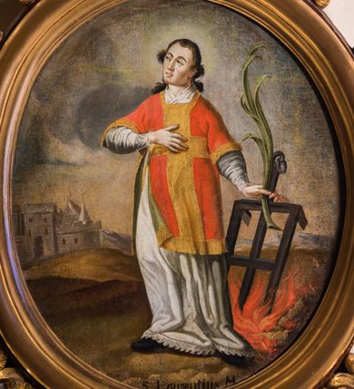 Zdjęcie nr 3: Obraz w kształcie stojącego owalu przedstawia całopostaciowy wizerunek św. Wawrzyńca stojącego w kontrapoście i zwróconego w trzech czwartych w prawo. Przechyloną nieznacznie głowę charakteryzuje pociągła twarz o wyrazistych, młodzieńczych, pozbawionych zarostu rysach oraz długie, falowane, opadające na plecy włosy o wydatnych kępkach na wysokości uszu. Święty ubrany jest w albę i czerwoną dalmatykę ze złoconymi obszyciami i pretekstą w formie krzyża. Prawą rękę wspiera na piersiach, w lewej, wysuniętej w bok trzyma gałązkę palmową i kratę paleniskową wetkniętą w płonące ognisko. Głowę świętego okala jasny, świetlisty nimb. Święty Wawrzyniec ukazany jest na tle górzystego pejzażu o obniżonej linii horyzontu, z elementami architektury otoczonego murem miasta po lewej stronie kompozycji. Znaczną część tła zajmuje partia pokrytego obłokami nieba. W dolnej części obrazu znajduje się napis „S(anctus) Laurentius M(artyr)”.  
Obraz ujęty jest rzeźbioną, ażurową ramą z motywem rocaille’u, parą wolut po bokach u dołu oraz motywem kartusza w zwieńczeniu. Całość osadzona jest wtórnie na sarkofagowym ołtarzu w formie niewielkiej konsoli.   

