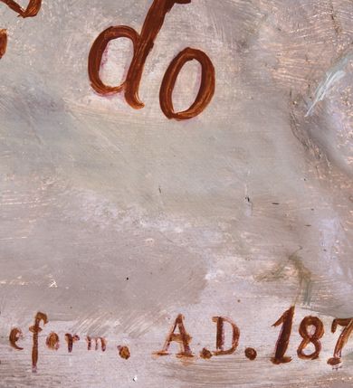 Zdjęcie nr 4: Obraz w kształcie stojącego prostokąta ujętego profilowaną, czarno-brązowa ramą, z przedstawieniem śmierci św. Franciszka z Asyżu. Pośrodku, na rozłożonej na drewnianej podłodze jasnobrązowej tkaninie ukazany jest w półleżącej pozie św. Franciszek zwrócony w lewo. Pociągłą, szczupłą, siną twarz świętego charakteryzują wyraziste rysy i krótki zarost. Głowę z krótką tonsurą okala świetlisty nimb. Święty ubrany jest w brązowy habit franciszkański przewiązany białym sznurem. Lewą rękę wspiera na piersiach, w prawej trzyma czarny krzyż. Na dłoniach widoczne są rany. Otacza go grupa braci w różnym wieku, znajdujący się w głębi stoją, ukazani po bokach klęczą. Jeden z nich ma kaptur na głowie, jeden przesłania dłonią twarz. Część zakonników wspiera ręce na piersiach, składa w geście modlitwy lub trzyma w dłoniach otwarte księgi lub świece. Na pierwszym planie leży kociołek na wodę święconą i kropidło. Scena ukazana jest we wnętrzu o grubych, pobielanych ścianach. Po prawej stronie wisi obraz z Ukrzyżowaniem, po lewej jest niewielkie okno, za którym widać górzysty pejzaż. Pośrodku kompozycji, z góry w kierunku głowy świętego biegnie wiązka promieni z gwiazdą. W dolnej części obrazu znajduje się owalny kartusz z napisem „Święty Franciszek otoczony gronem / braci … umiera / A Dusza Jego w postaci gwiazdy wznosi się do / nieba. / Reform. A(nno) D(omini) 1874”.   