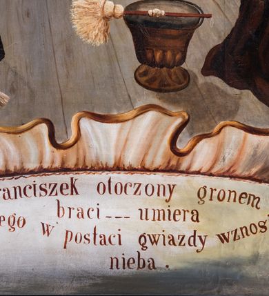 Zdjęcie nr 3: Obraz w kształcie stojącego prostokąta ujętego profilowaną, czarno-brązowa ramą, z przedstawieniem śmierci św. Franciszka z Asyżu. Pośrodku, na rozłożonej na drewnianej podłodze jasnobrązowej tkaninie ukazany jest w półleżącej pozie św. Franciszek zwrócony w lewo. Pociągłą, szczupłą, siną twarz świętego charakteryzują wyraziste rysy i krótki zarost. Głowę z krótką tonsurą okala świetlisty nimb. Święty ubrany jest w brązowy habit franciszkański przewiązany białym sznurem. Lewą rękę wspiera na piersiach, w prawej trzyma czarny krzyż. Na dłoniach widoczne są rany. Otacza go grupa braci w różnym wieku, znajdujący się w głębi stoją, ukazani po bokach klęczą. Jeden z nich ma kaptur na głowie, jeden przesłania dłonią twarz. Część zakonników wspiera ręce na piersiach, składa w geście modlitwy lub trzyma w dłoniach otwarte księgi lub świece. Na pierwszym planie leży kociołek na wodę święconą i kropidło. Scena ukazana jest we wnętrzu o grubych, pobielanych ścianach. Po prawej stronie wisi obraz z Ukrzyżowaniem, po lewej jest niewielkie okno, za którym widać górzysty pejzaż. Pośrodku kompozycji, z góry w kierunku głowy świętego biegnie wiązka promieni z gwiazdą. W dolnej części obrazu znajduje się owalny kartusz z napisem „Święty Franciszek otoczony gronem / braci … umiera / A Dusza Jego w postaci gwiazdy wznosi się do / nieba. / Reform. A(nno) D(omini) 1874”.   
