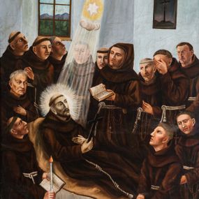 Zdjęcie nr 1: Obraz w kształcie stojącego prostokąta ujętego profilowaną, czarno-brązowa ramą, z przedstawieniem śmierci św. Franciszka z Asyżu. Pośrodku, na rozłożonej na drewnianej podłodze jasnobrązowej tkaninie ukazany jest w półleżącej pozie św. Franciszek zwrócony w lewo. Pociągłą, szczupłą, siną twarz świętego charakteryzują wyraziste rysy i krótki zarost. Głowę z krótką tonsurą okala świetlisty nimb. Święty ubrany jest w brązowy habit franciszkański przewiązany białym sznurem. Lewą rękę wspiera na piersiach, w prawej trzyma czarny krzyż. Na dłoniach widoczne są rany. Otacza go grupa braci w różnym wieku, znajdujący się w głębi stoją, ukazani po bokach klęczą. Jeden z nich ma kaptur na głowie, jeden przesłania dłonią twarz. Część zakonników wspiera ręce na piersiach, składa w geście modlitwy lub trzyma w dłoniach otwarte księgi lub świece. Na pierwszym planie leży kociołek na wodę święconą i kropidło. Scena ukazana jest we wnętrzu o grubych, pobielanych ścianach. Po prawej stronie wisi obraz z Ukrzyżowaniem, po lewej jest niewielkie okno, za którym widać górzysty pejzaż. Pośrodku kompozycji, z góry w kierunku głowy świętego biegnie wiązka promieni z gwiazdą. W dolnej części obrazu znajduje się owalny kartusz z napisem „Święty Franciszek otoczony gronem / braci … umiera / A Dusza Jego w postaci gwiazdy wznosi się do / nieba. / Reform. A(nno) D(omini) 1874”.   