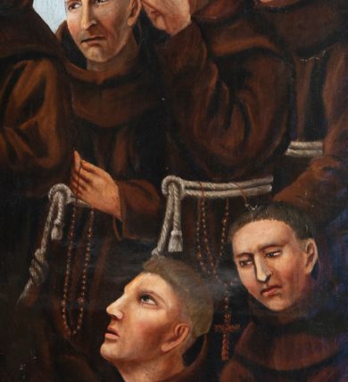 Zdjęcie nr 6: Obraz w kształcie stojącego prostokąta ujętego profilowaną, czarno-brązowa ramą, z przedstawieniem śmierci św. Franciszka z Asyżu. Pośrodku, na rozłożonej na drewnianej podłodze jasnobrązowej tkaninie ukazany jest w półleżącej pozie św. Franciszek zwrócony w lewo. Pociągłą, szczupłą, siną twarz świętego charakteryzują wyraziste rysy i krótki zarost. Głowę z krótką tonsurą okala świetlisty nimb. Święty ubrany jest w brązowy habit franciszkański przewiązany białym sznurem. Lewą rękę wspiera na piersiach, w prawej trzyma czarny krzyż. Na dłoniach widoczne są rany. Otacza go grupa braci w różnym wieku, znajdujący się w głębi stoją, ukazani po bokach klęczą. Jeden z nich ma kaptur na głowie, jeden przesłania dłonią twarz. Część zakonników wspiera ręce na piersiach, składa w geście modlitwy lub trzyma w dłoniach otwarte księgi lub świece. Na pierwszym planie leży kociołek na wodę święconą i kropidło. Scena ukazana jest we wnętrzu o grubych, pobielanych ścianach. Po prawej stronie wisi obraz z Ukrzyżowaniem, po lewej jest niewielkie okno, za którym widać górzysty pejzaż. Pośrodku kompozycji, z góry w kierunku głowy świętego biegnie wiązka promieni z gwiazdą. W dolnej części obrazu znajduje się owalny kartusz z napisem „Święty Franciszek otoczony gronem / braci … umiera / A Dusza Jego w postaci gwiazdy wznosi się do / nieba. / Reform. A(nno) D(omini) 1874”.   