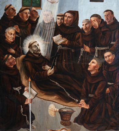 Zdjęcie nr 7: Obraz w kształcie stojącego prostokąta ujętego profilowaną, czarno-brązowa ramą, z przedstawieniem śmierci św. Franciszka z Asyżu. Pośrodku, na rozłożonej na drewnianej podłodze jasnobrązowej tkaninie ukazany jest w półleżącej pozie św. Franciszek zwrócony w lewo. Pociągłą, szczupłą, siną twarz świętego charakteryzują wyraziste rysy i krótki zarost. Głowę z krótką tonsurą okala świetlisty nimb. Święty ubrany jest w brązowy habit franciszkański przewiązany białym sznurem. Lewą rękę wspiera na piersiach, w prawej trzyma czarny krzyż. Na dłoniach widoczne są rany. Otacza go grupa braci w różnym wieku, znajdujący się w głębi stoją, ukazani po bokach klęczą. Jeden z nich ma kaptur na głowie, jeden przesłania dłonią twarz. Część zakonników wspiera ręce na piersiach, składa w geście modlitwy lub trzyma w dłoniach otwarte księgi lub świece. Na pierwszym planie leży kociołek na wodę święconą i kropidło. Scena ukazana jest we wnętrzu o grubych, pobielanych ścianach. Po prawej stronie wisi obraz z Ukrzyżowaniem, po lewej jest niewielkie okno, za którym widać górzysty pejzaż. Pośrodku kompozycji, z góry w kierunku głowy świętego biegnie wiązka promieni z gwiazdą. W dolnej części obrazu znajduje się owalny kartusz z napisem „Święty Franciszek otoczony gronem / braci … umiera / A Dusza Jego w postaci gwiazdy wznosi się do / nieba. / Reform. A(nno) D(omini) 1874”.   