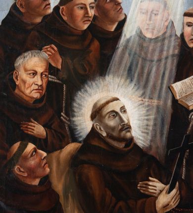 Zdjęcie nr 8: Obraz w kształcie stojącego prostokąta ujętego profilowaną, czarno-brązowa ramą, z przedstawieniem śmierci św. Franciszka z Asyżu. Pośrodku, na rozłożonej na drewnianej podłodze jasnobrązowej tkaninie ukazany jest w półleżącej pozie św. Franciszek zwrócony w lewo. Pociągłą, szczupłą, siną twarz świętego charakteryzują wyraziste rysy i krótki zarost. Głowę z krótką tonsurą okala świetlisty nimb. Święty ubrany jest w brązowy habit franciszkański przewiązany białym sznurem. Lewą rękę wspiera na piersiach, w prawej trzyma czarny krzyż. Na dłoniach widoczne są rany. Otacza go grupa braci w różnym wieku, znajdujący się w głębi stoją, ukazani po bokach klęczą. Jeden z nich ma kaptur na głowie, jeden przesłania dłonią twarz. Część zakonników wspiera ręce na piersiach, składa w geście modlitwy lub trzyma w dłoniach otwarte księgi lub świece. Na pierwszym planie leży kociołek na wodę święconą i kropidło. Scena ukazana jest we wnętrzu o grubych, pobielanych ścianach. Po prawej stronie wisi obraz z Ukrzyżowaniem, po lewej jest niewielkie okno, za którym widać górzysty pejzaż. Pośrodku kompozycji, z góry w kierunku głowy świętego biegnie wiązka promieni z gwiazdą. W dolnej części obrazu znajduje się owalny kartusz z napisem „Święty Franciszek otoczony gronem / braci … umiera / A Dusza Jego w postaci gwiazdy wznosi się do / nieba. / Reform. A(nno) D(omini) 1874”.   