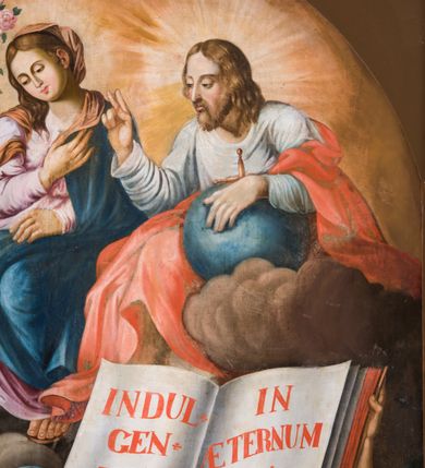 Zdjęcie nr 4: Obraz w kształcie stojącego prostokąta, pole obrazowe zamknięte łukiem półkolistym, ujęty wąską, profilowaną, jasnobrązową ramą, z przedstawieniem Wizji św. Franciszka. Po lewej stronie kompozycji ukazany jest klęczący na kamiennym stopniu, zwrócony w trzech czwartych w lewo św. Franciszek. Odchyloną głowę charakteryzuje pociągła twarz o jasnej karnacji,  wyrazistych rysach i krótkim zaroście. Głowę okala krótka tonsura. Święty ubrany jest w brązowy habit franciszkański przepasany szarym sznurem z przewiązanym na nim różańcem, na stopach ma sandały. Ręce skrzyżowane na piersiach, na dłoniach widoczne rany. Święty Franciszek spogląda w kierunku siedzących pośród obłoków Jezusa i Marii, którzy są w trzech czwartych zwróceni w prawo i spoglądają w dół na zakonnika. Jezus ubrany jest w białą suknię i zsuwający się z ramion czerwony płaszcz. Lewą rękę wspiera na niebieskim globie, prawą unosi w geście błogosławieństwa. Maria ma na sobie jasnoróżową suknię i narzucony na lewe ramię niebieski płaszcz. Na głowie pomarańczowa chusta opadająca na ramiona. Prawą rękę wspiera na piersiach, lewą na nodze. Ich głowy ujmują świetliste nimby promieniste. Poniżej, przed prostopadłościennym ołtarzem są dwaj aniołowie ubrani w niebieską i zieloną szatę, trzymający dużą, otwartą księgę z czerwonym napisem „INDUL/GEN/TIA / PLENA/RIA / IN / AETERNUM / IN / AETERNUM / IN / AETERNUM”. W prawym, dolnym rogu kompozycji przyklęka trzeci anioł w zielonej szacie, który w podniesionej do góry prawej ręce trzyma dwie jasnoróżowe róże. Na stopniach ołtarza leży bukiet i kosz z białymi i różowymi różami. Po lewej stronie obrazu, powyżej świętego, pośród obłoków sylwetki trzech aniołów trzymających w rękach kosze z białymi różami i gałązki z różowymi.  