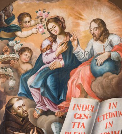 Zdjęcie nr 2: Obraz w kształcie stojącego prostokąta, pole obrazowe zamknięte łukiem półkolistym, ujęty wąską, profilowaną, jasnobrązową ramą, z przedstawieniem Wizji św. Franciszka. Po lewej stronie kompozycji ukazany jest klęczący na kamiennym stopniu, zwrócony w trzech czwartych w lewo św. Franciszek. Odchyloną głowę charakteryzuje pociągła twarz o jasnej karnacji,  wyrazistych rysach i krótkim zaroście. Głowę okala krótka tonsura. Święty ubrany jest w brązowy habit franciszkański przepasany szarym sznurem z przewiązanym na nim różańcem, na stopach ma sandały. Ręce skrzyżowane na piersiach, na dłoniach widoczne rany. Święty Franciszek spogląda w kierunku siedzących pośród obłoków Jezusa i Marii, którzy są w trzech czwartych zwróceni w prawo i spoglądają w dół na zakonnika. Jezus ubrany jest w białą suknię i zsuwający się z ramion czerwony płaszcz. Lewą rękę wspiera na niebieskim globie, prawą unosi w geście błogosławieństwa. Maria ma na sobie jasnoróżową suknię i narzucony na lewe ramię niebieski płaszcz. Na głowie pomarańczowa chusta opadająca na ramiona. Prawą rękę wspiera na piersiach, lewą na nodze. Ich głowy ujmują świetliste nimby promieniste. Poniżej, przed prostopadłościennym ołtarzem są dwaj aniołowie ubrani w niebieską i zieloną szatę, trzymający dużą, otwartą księgę z czerwonym napisem „INDUL/GEN/TIA / PLENA/RIA / IN / AETERNUM / IN / AETERNUM / IN / AETERNUM”. W prawym, dolnym rogu kompozycji przyklęka trzeci anioł w zielonej szacie, który w podniesionej do góry prawej ręce trzyma dwie jasnoróżowe róże. Na stopniach ołtarza leży bukiet i kosz z białymi i różowymi różami. Po lewej stronie obrazu, powyżej świętego, pośród obłoków sylwetki trzech aniołów trzymających w rękach kosze z białymi różami i gałązki z różowymi.  