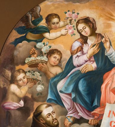 Zdjęcie nr 5: Obraz w kształcie stojącego prostokąta, pole obrazowe zamknięte łukiem półkolistym, ujęty wąską, profilowaną, jasnobrązową ramą, z przedstawieniem Wizji św. Franciszka. Po lewej stronie kompozycji ukazany jest klęczący na kamiennym stopniu, zwrócony w trzech czwartych w lewo św. Franciszek. Odchyloną głowę charakteryzuje pociągła twarz o jasnej karnacji,  wyrazistych rysach i krótkim zaroście. Głowę okala krótka tonsura. Święty ubrany jest w brązowy habit franciszkański przepasany szarym sznurem z przewiązanym na nim różańcem, na stopach ma sandały. Ręce skrzyżowane na piersiach, na dłoniach widoczne rany. Święty Franciszek spogląda w kierunku siedzących pośród obłoków Jezusa i Marii, którzy są w trzech czwartych zwróceni w prawo i spoglądają w dół na zakonnika. Jezus ubrany jest w białą suknię i zsuwający się z ramion czerwony płaszcz. Lewą rękę wspiera na niebieskim globie, prawą unosi w geście błogosławieństwa. Maria ma na sobie jasnoróżową suknię i narzucony na lewe ramię niebieski płaszcz. Na głowie pomarańczowa chusta opadająca na ramiona. Prawą rękę wspiera na piersiach, lewą na nodze. Ich głowy ujmują świetliste nimby promieniste. Poniżej, przed prostopadłościennym ołtarzem są dwaj aniołowie ubrani w niebieską i zieloną szatę, trzymający dużą, otwartą księgę z czerwonym napisem „INDUL/GEN/TIA / PLENA/RIA / IN / AETERNUM / IN / AETERNUM / IN / AETERNUM”. W prawym, dolnym rogu kompozycji przyklęka trzeci anioł w zielonej szacie, który w podniesionej do góry prawej ręce trzyma dwie jasnoróżowe róże. Na stopniach ołtarza leży bukiet i kosz z białymi i różowymi różami. Po lewej stronie obrazu, powyżej świętego, pośród obłoków sylwetki trzech aniołów trzymających w rękach kosze z białymi różami i gałązki z różowymi.  