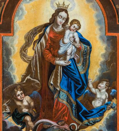 Zdjęcie nr 1: Obraz w kształcie stojącego prostokąta zamkniętego nadwieszonym, ściętym łukiem półkolistym, ujęty prostą, brązowo-pomarańczową ramą, przedstawia Matkę Boską Niepokalanie Poczętą. Maria ukazana jest całopostaciowo, zwrócona na wprost stoi w lekkim kontrapoście. Przechyloną w lewo głowę charakteryzuje owalna twarz o bladej karnacji, wyrazistych rysach i półprzymkniętych oczach. Długie, falowane włosy opadają na plecy. Na głowie korona otwarta. Maria ubrana jest w czerwoną suknię owiniętą pod szyją białą, rozwianą chustę oraz narzucony na ramiona obszerny, rozwiany, niebieski płaszcz z białą podszewką, obszyty szerokim, złoconym galonem. Lewą ręką podtrzymuje stojące na jej prawej dłoni Dzieciątko zwrócone na wprost. Przechyloną na lewe ramię głowę charakteryzują okrągła twarz o dziecięcych rysach oraz krótkie, kręcone blond włosy. Nagą sylwetkę przesłania w partii bioder biała szata. Jezus prawą ręką obejmuje za szyję Marię, lewa jest opuszczona w dół. Matka Boska stoi na oplecionej wężem kuli, lewą nogą depcząc jego głowę. W obrębie kuli ukazana jest scena wygnania z Raju Adama i Ewy. U stóp Marii, po bokach jest para unoszących się w powietrzu aniołów. Znajdujący się po prawej stronie kompozycji lewą ręką ujmuje połę płaszcza Madonny. W tle pokryte chmurami niebo – w dolnej partii ciemnymi, w górnej ułożonymi w krąg odsłaniający rozświetlone niebo. Głowy postaci ujmują świetliste nimby, nad Marią unosi się aureola.   