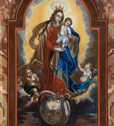 Zdjęcie nr 2: Obraz w kształcie stojącego prostokąta zamkniętego nadwieszonym, ściętym łukiem półkolistym, ujęty prostą, brązowo-pomarańczową ramą, przedstawia Matkę Boską Niepokalanie Poczętą. Maria ukazana jest całopostaciowo, zwrócona na wprost stoi w lekkim kontrapoście. Przechyloną w lewo głowę charakteryzuje owalna twarz o bladej karnacji, wyrazistych rysach i półprzymkniętych oczach. Długie, falowane włosy opadają na plecy. Na głowie korona otwarta. Maria ubrana jest w czerwoną suknię owiniętą pod szyją białą, rozwianą chustę oraz narzucony na ramiona obszerny, rozwiany, niebieski płaszcz z białą podszewką, obszyty szerokim, złoconym galonem. Lewą ręką podtrzymuje stojące na jej prawej dłoni Dzieciątko zwrócone na wprost. Przechyloną na lewe ramię głowę charakteryzują okrągła twarz o dziecięcych rysach oraz krótkie, kręcone blond włosy. Nagą sylwetkę przesłania w partii bioder biała szata. Jezus prawą ręką obejmuje za szyję Marię, lewa jest opuszczona w dół. Matka Boska stoi na oplecionej wężem kuli, lewą nogą depcząc jego głowę. W obrębie kuli ukazana jest scena wygnania z Raju Adama i Ewy. U stóp Marii, po bokach jest para unoszących się w powietrzu aniołów. Znajdujący się po prawej stronie kompozycji lewą ręką ujmuje połę płaszcza Madonny. W tle pokryte chmurami niebo – w dolnej partii ciemnymi, w górnej ułożonymi w krąg odsłaniający rozświetlone niebo. Głowy postaci ujmują świetliste nimby, nad Marią unosi się aureola.   