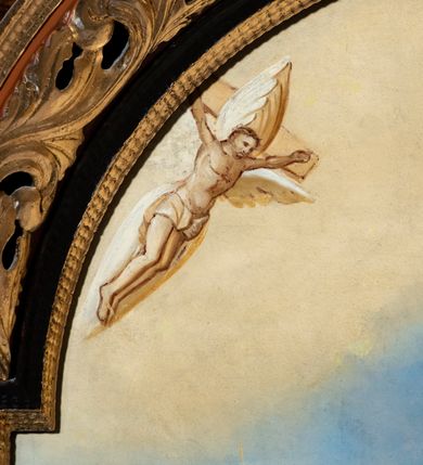 Zdjęcie nr 4: Obraz w kształcie stojącego prostokąta zamkniętego nadwieszonym łukiem półkolistym przedstawia scenę stygmatyzacji św. Franciszka z Asyżu. Ukazany pośrodku kompozycji święty zwrócony jest w trzech czwartych w lewo, omdlewa przyklękając. Twarz o trójkątnym obrysie, z krótką brodą, długim, prostym nosem charakteryzuje wyraz cierpienia podkreślony przymrużonymi, wpatrzonymi w dal oczami oraz wydatną bruzdą na czole. Głowę okala wąski, świetlisty nimb. Święty ubrany jest w habit franciszkański. Prawą rękę wspiera na skale, lewa jest opuszczona wzdłuż ciała, z odwróconym ku górze wnętrzem dłoni. Na dłoniach i stopie są rany po gwoździach ze słabo widocznymi wiązkami promieni, biegnącymi doń od znajdującego się u góry po lewej stronie Jezusa na krzyżu osłoniętym skrzydłami Serafina, unoszącego się na tle żółtych obłoków. Obok świętego leży czaszka. Zza stanowiącej tło sceny skały wyłania się sylwetka drugiego zakonnika, zwróconego w trzech czwartych w prawo. Wzrok kieruje ku górze, przesłaniając twarz o młodzieńczych rysach lewą ręką. Prawą wspiera na leżącej na skale księdze. 
Sygnatura pod lewą stopą św. Franciszka „w Krakowie / 1866. r(oku) Stanisław Bryniarski mal(ował)”.