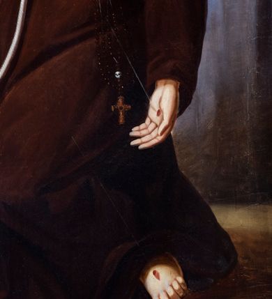 Zdjęcie nr 6: Obraz w kształcie stojącego prostokąta zamkniętego nadwieszonym łukiem półkolistym przedstawia scenę stygmatyzacji św. Franciszka z Asyżu. Ukazany pośrodku kompozycji święty zwrócony jest w trzech czwartych w lewo, omdlewa przyklękając. Twarz o trójkątnym obrysie, z krótką brodą, długim, prostym nosem charakteryzuje wyraz cierpienia podkreślony przymrużonymi, wpatrzonymi w dal oczami oraz wydatną bruzdą na czole. Głowę okala wąski, świetlisty nimb. Święty ubrany jest w habit franciszkański. Prawą rękę wspiera na skale, lewa jest opuszczona wzdłuż ciała, z odwróconym ku górze wnętrzem dłoni. Na dłoniach i stopie są rany po gwoździach ze słabo widocznymi wiązkami promieni, biegnącymi doń od znajdującego się u góry po lewej stronie Jezusa na krzyżu osłoniętym skrzydłami Serafina, unoszącego się na tle żółtych obłoków. Obok świętego leży czaszka. Zza stanowiącej tło sceny skały wyłania się sylwetka drugiego zakonnika, zwróconego w trzech czwartych w prawo. Wzrok kieruje ku górze, przesłaniając twarz o młodzieńczych rysach lewą ręką. Prawą wspiera na leżącej na skale księdze. 
Sygnatura pod lewą stopą św. Franciszka „w Krakowie / 1866. r(oku) Stanisław Bryniarski mal(ował)”.
