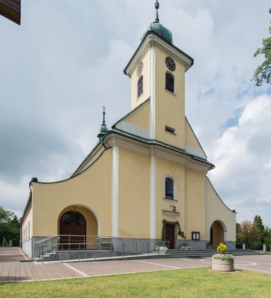 Zdjęcie nr 2: Orientowany kościół św. Wojciecha w Bulowicach obecnie uzyskał strukturę trójnawowej, trójprzęsłowej bazyliki z jednoprzęsłowym, nieco węższym prezbiterium zamkniętym spłaszczoną absydą. Na przedłużeniu dostawionych naw wybudowano półkolisty aneks zakrystyjny okalający apsydę, przepruwając go trzema półokrągłymi oknami oraz wejściem na osi. W aneksie od strony południowo-wschodniej urządzono otwartą na zewnątrz półkolistą arkadą kaplicę Ogrójcową. Od zachodu do nawy głównej przylega lekko wysunięta do przodu czworoboczna wieża flankowana dwoma, piętrowymi aneksami. Elewację masywu wieżowego artykułuje profilowany gzyms koronujący wyłamany na szerokości wieży, podtrzymujący miedziany daszek pulpitowy, dzielący ją na dwie kondygnacje. Podobny gzyms zamyka wieżę u góry, ponad którym wznosi się cebulasty hełm zwieńczony krzyżem na bani. Pod gzymsem w górnej części wieży usytuowano tarcze zegarowe oraz poniżej półokrągłe okna. W jej przyziemiu urządzono kruchtę, do której prowadzi portal uszaty z widocznym nad nim odcinkiem belkowania. Za pomocą symetrycznych spływów dostawione dwie nawy zostały połączone w spójną całość z masywem wieżowym. Do obu naw prowadzą półokrągłe arkady, w których urządzono otwarte przedsionki poprzedzające weście do kościoła. Nawę główną i prezbiterium nakryto dachem siodłowym. W jej części wschodniej nadwieszono wieżyczkę na sygnaturkę w kształcie sześciobocznej latarnii z baniastym hełmem i krzyżem. Nawy boczne i aneks zakrystyjny przykryto dachami pulpitowymi. Elewacje zewnętrzne zostały pozbawione artykulacji za wyjątkiem niskiego kamiennego cokołu obiegającego całą świątynię. Wnętrze nawy głównej zostało rozczłonkowane za pomocą opilastrowanych filarów, ponad którymi widoczne są odcinki belkowania. W tęczy kościoła zastosowano pilastry zdwojone. Nawy boczne połączono z nawą główną za pomocą mocno spłaszczonych arkad. Ponad nimi przepruto prostokątne okna zamknięte łukiem odcinkowym. Całość nawy nakryto sklepieniem żagielkowym wspartym na gurtach, zaś prezbiterium przykryto hemisferycznie. W części zachodniej nawy głównej zawieszono chór muzyczny wsparty na dwóch drewnianych filarach z drewnianym, pełnym parapetem artykułowanym czworobocznymi płycinami. Na osi środkowej parapet wyłamano na rzucie trapezu. W prezbiterium ustawiono ołtarz główny, a przy łuku tęczowym dwa ołtarze boczne. Na północnej ścianie łuku tęczowego zawieszono ambonę. Dwa niewielkie ołtarze boczne znalazły się także na zakończeniu naw bocznych.   