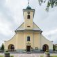 Zdjęcie nr 1: Orientowany kościół św. Wojciecha w Bulowicach obecnie uzyskał strukturę trójnawowej, trójprzęsłowej bazyliki z jednoprzęsłowym, nieco węższym prezbiterium zamkniętym spłaszczoną absydą. Na przedłużeniu dostawionych naw wybudowano półkolisty aneks zakrystyjny okalający apsydę, przepruwając go trzema półokrągłymi oknami oraz wejściem na osi. W aneksie od strony południowo-wschodniej urządzono otwartą na zewnątrz półkolistą arkadą kaplicę Ogrójcową. Od zachodu do nawy głównej przylega lekko wysunięta do przodu czworoboczna wieża flankowana dwoma, piętrowymi aneksami. Elewację masywu wieżowego artykułuje profilowany gzyms koronujący wyłamany na szerokości wieży, podtrzymujący miedziany daszek pulpitowy, dzielący ją na dwie kondygnacje. Podobny gzyms zamyka wieżę u góry, ponad którym wznosi się cebulasty hełm zwieńczony krzyżem na bani. Pod gzymsem w górnej części wieży usytuowano tarcze zegarowe oraz poniżej półokrągłe okna. W jej przyziemiu urządzono kruchtę, do której prowadzi portal uszaty z widocznym nad nim odcinkiem belkowania. Za pomocą symetrycznych spływów dostawione dwie nawy zostały połączone w spójną całość z masywem wieżowym. Do obu naw prowadzą półokrągłe arkady, w których urządzono otwarte przedsionki poprzedzające weście do kościoła. Nawę główną i prezbiterium nakryto dachem siodłowym. W jej części wschodniej nadwieszono wieżyczkę na sygnaturkę w kształcie sześciobocznej latarnii z baniastym hełmem i krzyżem. Nawy boczne i aneks zakrystyjny przykryto dachami pulpitowymi. Elewacje zewnętrzne zostały pozbawione artykulacji za wyjątkiem niskiego kamiennego cokołu obiegającego całą świątynię. Wnętrze nawy głównej zostało rozczłonkowane za pomocą opilastrowanych filarów, ponad którymi widoczne są odcinki belkowania. W tęczy kościoła zastosowano pilastry zdwojone. Nawy boczne połączono z nawą główną za pomocą mocno spłaszczonych arkad. Ponad nimi przepruto prostokątne okna zamknięte łukiem odcinkowym. Całość nawy nakryto sklepieniem żagielkowym wspartym na gurtach, zaś prezbiterium przykryto hemisferycznie. W części zachodniej nawy głównej zawieszono chór muzyczny wsparty na dwóch drewnianych filarach z drewnianym, pełnym parapetem artykułowanym czworobocznymi płycinami. Na osi środkowej parapet wyłamano na rzucie trapezu. W prezbiterium ustawiono ołtarz główny, a przy łuku tęczowym dwa ołtarze boczne. Na północnej ścianie łuku tęczowego zawieszono ambonę. Dwa niewielkie ołtarze boczne znalazły się także na zakończeniu naw bocznych.   