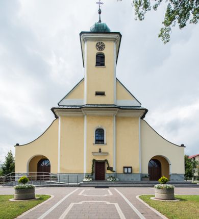 Zdjęcie nr 1: Orientowany kościół św. Wojciecha w Bulowicach obecnie uzyskał strukturę trójnawowej, trójprzęsłowej bazyliki z jednoprzęsłowym, nieco węższym prezbiterium zamkniętym spłaszczoną absydą. Na przedłużeniu dostawionych naw wybudowano półkolisty aneks zakrystyjny okalający apsydę, przepruwając go trzema półokrągłymi oknami oraz wejściem na osi. W aneksie od strony południowo-wschodniej urządzono otwartą na zewnątrz półkolistą arkadą kaplicę Ogrójcową. Od zachodu do nawy głównej przylega lekko wysunięta do przodu czworoboczna wieża flankowana dwoma, piętrowymi aneksami. Elewację masywu wieżowego artykułuje profilowany gzyms koronujący wyłamany na szerokości wieży, podtrzymujący miedziany daszek pulpitowy, dzielący ją na dwie kondygnacje. Podobny gzyms zamyka wieżę u góry, ponad którym wznosi się cebulasty hełm zwieńczony krzyżem na bani. Pod gzymsem w górnej części wieży usytuowano tarcze zegarowe oraz poniżej półokrągłe okna. W jej przyziemiu urządzono kruchtę, do której prowadzi portal uszaty z widocznym nad nim odcinkiem belkowania. Za pomocą symetrycznych spływów dostawione dwie nawy zostały połączone w spójną całość z masywem wieżowym. Do obu naw prowadzą półokrągłe arkady, w których urządzono otwarte przedsionki poprzedzające weście do kościoła. Nawę główną i prezbiterium nakryto dachem siodłowym. W jej części wschodniej nadwieszono wieżyczkę na sygnaturkę w kształcie sześciobocznej latarnii z baniastym hełmem i krzyżem. Nawy boczne i aneks zakrystyjny przykryto dachami pulpitowymi. Elewacje zewnętrzne zostały pozbawione artykulacji za wyjątkiem niskiego kamiennego cokołu obiegającego całą świątynię. Wnętrze nawy głównej zostało rozczłonkowane za pomocą opilastrowanych filarów, ponad którymi widoczne są odcinki belkowania. W tęczy kościoła zastosowano pilastry zdwojone. Nawy boczne połączono z nawą główną za pomocą mocno spłaszczonych arkad. Ponad nimi przepruto prostokątne okna zamknięte łukiem odcinkowym. Całość nawy nakryto sklepieniem żagielkowym wspartym na gurtach, zaś prezbiterium przykryto hemisferycznie. W części zachodniej nawy głównej zawieszono chór muzyczny wsparty na dwóch drewnianych filarach z drewnianym, pełnym parapetem artykułowanym czworobocznymi płycinami. Na osi środkowej parapet wyłamano na rzucie trapezu. W prezbiterium ustawiono ołtarz główny, a przy łuku tęczowym dwa ołtarze boczne. Na północnej ścianie łuku tęczowego zawieszono ambonę. Dwa niewielkie ołtarze boczne znalazły się także na zakończeniu naw bocznych.   