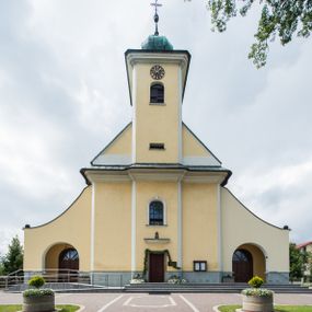 Zdjęcie nr 1: Orientowany kościół św. Wojciecha w Bulowicach obecnie uzyskał strukturę trójnawowej, trójprzęsłowej bazyliki z jednoprzęsłowym, nieco węższym prezbiterium zamkniętym spłaszczoną absydą. Na przedłużeniu dostawionych naw wybudowano półkolisty aneks zakrystyjny okalający apsydę, przepruwając go trzema półokrągłymi oknami oraz wejściem na osi. W aneksie od strony południowo-wschodniej urządzono otwartą na zewnątrz półkolistą arkadą kaplicę Ogrójcową. Od zachodu do nawy głównej przylega lekko wysunięta do przodu czworoboczna wieża flankowana dwoma, piętrowymi aneksami. Elewację masywu wieżowego artykułuje profilowany gzyms koronujący wyłamany na szerokości wieży, podtrzymujący miedziany daszek pulpitowy, dzielący ją na dwie kondygnacje. Podobny gzyms zamyka wieżę u góry, ponad którym wznosi się cebulasty hełm zwieńczony krzyżem na bani. Pod gzymsem w górnej części wieży usytuowano tarcze zegarowe oraz poniżej półokrągłe okna. W jej przyziemiu urządzono kruchtę, do której prowadzi portal uszaty z widocznym nad nim odcinkiem belkowania. Za pomocą symetrycznych spływów dostawione dwie nawy zostały połączone w spójną całość z masywem wieżowym. Do obu naw prowadzą półokrągłe arkady, w których urządzono otwarte przedsionki poprzedzające weście do kościoła. Nawę główną i prezbiterium nakryto dachem siodłowym. W jej części wschodniej nadwieszono wieżyczkę na sygnaturkę w kształcie sześciobocznej latarnii z baniastym hełmem i krzyżem. Nawy boczne i aneks zakrystyjny przykryto dachami pulpitowymi. Elewacje zewnętrzne zostały pozbawione artykulacji za wyjątkiem niskiego kamiennego cokołu obiegającego całą świątynię. Wnętrze nawy głównej zostało rozczłonkowane za pomocą opilastrowanych filarów, ponad którymi widoczne są odcinki belkowania. W tęczy kościoła zastosowano pilastry zdwojone. Nawy boczne połączono z nawą główną za pomocą mocno spłaszczonych arkad. Ponad nimi przepruto prostokątne okna zamknięte łukiem odcinkowym. Całość nawy nakryto sklepieniem żagielkowym wspartym na gurtach, zaś prezbiterium przykryto hemisferycznie. W części zachodniej nawy głównej zawieszono chór muzyczny wsparty na dwóch drewnianych filarach z drewnianym, pełnym parapetem artykułowanym czworobocznymi płycinami. Na osi środkowej parapet wyłamano na rzucie trapezu. W prezbiterium ustawiono ołtarz główny, a przy łuku tęczowym dwa ołtarze boczne. Na północnej ścianie łuku tęczowego zawieszono ambonę. Dwa niewielkie ołtarze boczne znalazły się także na zakończeniu naw bocznych.   