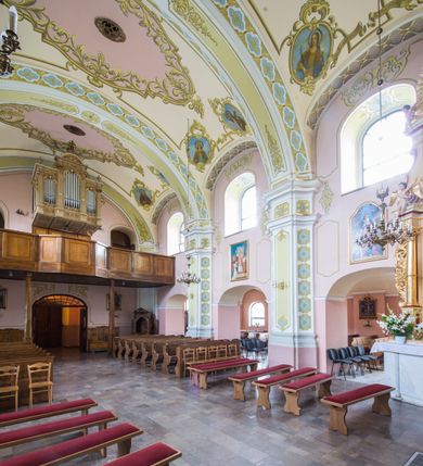 Zdjęcie nr 11: Orientowany kościół św. Wojciecha w Bulowicach obecnie uzyskał strukturę trójnawowej, trójprzęsłowej bazyliki z jednoprzęsłowym, nieco węższym prezbiterium zamkniętym spłaszczoną absydą. Na przedłużeniu dostawionych naw wybudowano półkolisty aneks zakrystyjny okalający apsydę, przepruwając go trzema półokrągłymi oknami oraz wejściem na osi. W aneksie od strony południowo-wschodniej urządzono otwartą na zewnątrz półkolistą arkadą kaplicę Ogrójcową. Od zachodu do nawy głównej przylega lekko wysunięta do przodu czworoboczna wieża flankowana dwoma, piętrowymi aneksami. Elewację masywu wieżowego artykułuje profilowany gzyms koronujący wyłamany na szerokości wieży, podtrzymujący miedziany daszek pulpitowy, dzielący ją na dwie kondygnacje. Podobny gzyms zamyka wieżę u góry, ponad którym wznosi się cebulasty hełm zwieńczony krzyżem na bani. Pod gzymsem w górnej części wieży usytuowano tarcze zegarowe oraz poniżej półokrągłe okna. W jej przyziemiu urządzono kruchtę, do której prowadzi portal uszaty z widocznym nad nim odcinkiem belkowania. Za pomocą symetrycznych spływów dostawione dwie nawy zostały połączone w spójną całość z masywem wieżowym. Do obu naw prowadzą półokrągłe arkady, w których urządzono otwarte przedsionki poprzedzające weście do kościoła. Nawę główną i prezbiterium nakryto dachem siodłowym. W jej części wschodniej nadwieszono wieżyczkę na sygnaturkę w kształcie sześciobocznej latarnii z baniastym hełmem i krzyżem. Nawy boczne i aneks zakrystyjny przykryto dachami pulpitowymi. Elewacje zewnętrzne zostały pozbawione artykulacji za wyjątkiem niskiego kamiennego cokołu obiegającego całą świątynię. Wnętrze nawy głównej zostało rozczłonkowane za pomocą opilastrowanych filarów, ponad którymi widoczne są odcinki belkowania. W tęczy kościoła zastosowano pilastry zdwojone. Nawy boczne połączono z nawą główną za pomocą mocno spłaszczonych arkad. Ponad nimi przepruto prostokątne okna zamknięte łukiem odcinkowym. Całość nawy nakryto sklepieniem żagielkowym wspartym na gurtach, zaś prezbiterium przykryto hemisferycznie. W części zachodniej nawy głównej zawieszono chór muzyczny wsparty na dwóch drewnianych filarach z drewnianym, pełnym parapetem artykułowanym czworobocznymi płycinami. Na osi środkowej parapet wyłamano na rzucie trapezu. W prezbiterium ustawiono ołtarz główny, a przy łuku tęczowym dwa ołtarze boczne. Na północnej ścianie łuku tęczowego zawieszono ambonę. Dwa niewielkie ołtarze boczne znalazły się także na zakończeniu naw bocznych.   