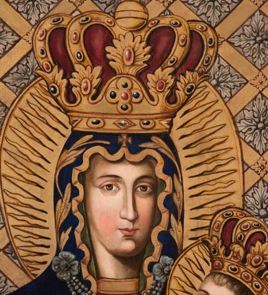 Zdjęcie nr 4: Obraz Matki Boskiej Różańcowej uzyskał kształt wydłużonego, stojącego prostokąta. Wizerunek przedstawia w półpostaci Matkę Boską z Dzieciątkiem. Maria, zwrócona delikatnie w trzech czwartych w lewo, podtrzymuje małego Jezusa obiema, skrzyżowanymi rękami na lewym ramieniu. Równocześnie Madonna w prawej dłoni trzyma białą chustę, a w lewej złoty różaniec zakończony owalnym medalionem z monogramem maryjnym. Jej rumiana twarz o jasnej karnacji jest modelowana miękkim światłocieniem. Twarz jest pociągła o delikatnych, łagodnych rysach, z prostym nosem i pełnych ustach. Matka Boska ubrana jest w ciemnogranatowy maforion podbity zielenią, lamowany i dekorowany złotymi motywami roślinno-kwiatowymi oraz imitacją zawieszonych wotów - białego orła, złotych krzyży z kokardami oraz srebrnego medalionu z kokardą. Maforion opadając na ramiona odsłania spodnią, szkarłatną suknię. Maria ma na głowie wysoką, złotą, zamkniętą koronę wypełnioną purpurą, zwieńczoną globem z krzyżykiem. Korona jest dekorowana malowaną kameryzacją. Pod szyją namalowano trzy sznury pereł przypiętych do maforiona dwiema spinkami w kształcie czteropłatkowych kwiatów. Na dolnym sznurze wisi złoty krzyżyk. Trzymane przez Madonnę Dzieciątko jest zwrócone w trzech czwartych w prawo. Mały Jezus lewą ręka podtrzymuje przy boku księgę Ewangelii z czarną okładką zdobioną złotym krzyżykiem. Natomiast nieznacznie usztywnioną i wyciągniętą przed siebie prawą rękę unosi w geście błogosławieństwa. Jezus ma okrągłą twarz o jasnej karnacji, pełnych ustach i rumianych policzkach, okoloną jasnobrązowymi, krótkimi włosami. Ubrany jest w szkarłatną tunikę u dołu bogato lamowaną złotym ornamentem roślinnym. Tunika pokryta jest drobnymi, złotymi, czterolistnymi kwiatuszkami. Na głowie ma wysoką, zamknietą, złotą koronę zwieńczoną krzyżykiem, dekorowaną malowaną kameryzacją i wypełnioną purpurą. Przy szyi małego Jezusa namalowano trzy krótkie sznury pereł dekorowane z lewej strony srebrną kokardą z długimi wstęgami. Głowy obu postaci otaczają złote nimby z wpisanymi w nie promieniami. Postacie zostały ukazane na srebrnym tle pokrytym złotą, romboidalną kratownicą. Pola kratownicy wypełniają rozety, a w miejscu przecięcia listew namalowano wielolistne kwiaty.
W dolnej części obrazu na białym tle umieszczono czarny napis: N(AJŚWIĘTSZA) M(ARIA) PANNA RÓŻAŃCOWA / Według obrazu cudami słynącego w kościele XX. Dominikanów w Krakowie / poświęconego przez Klemensa VIII Papieża a przywiezionego przez Kard(dynała) Ber / narda Maciejowskiego Bisk(upa) Krak(owskiego) Dobrodziejom spalonego kościoła S(więtej) Trójcy / R(oku) P(ańskiego) 1850. Pamiątka R(oku) P(ańskiego) 1862 malowany R(oku) P(ańskiego) 1866.