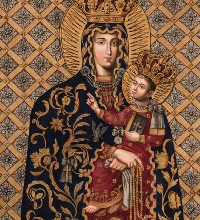 Zdjęcie nr 1: Obraz Matki Boskiej Różańcowej uzyskał kształt wydłużonego, stojącego prostokąta. Wizerunek przedstawia w półpostaci Matkę Boską z Dzieciątkiem. Maria, zwrócona delikatnie w trzech czwartych w lewo, podtrzymuje małego Jezusa obiema, skrzyżowanymi rękami na lewym ramieniu. Równocześnie Madonna w prawej dłoni trzyma białą chustę, a w lewej złoty różaniec zakończony owalnym medalionem z monogramem maryjnym. Jej rumiana twarz o jasnej karnacji jest modelowana miękkim światłocieniem. Twarz jest pociągła o delikatnych, łagodnych rysach, z prostym nosem i pełnych ustach. Matka Boska ubrana jest w ciemnogranatowy maforion podbity zielenią, lamowany i dekorowany złotymi motywami roślinno-kwiatowymi oraz imitacją zawieszonych wotów - białego orła, złotych krzyży z kokardami oraz srebrnego medalionu z kokardą. Maforion opadając na ramiona odsłania spodnią, szkarłatną suknię. Maria ma na głowie wysoką, złotą, zamkniętą koronę wypełnioną purpurą, zwieńczoną globem z krzyżykiem. Korona jest dekorowana malowaną kameryzacją. Pod szyją namalowano trzy sznury pereł przypiętych do maforiona dwiema spinkami w kształcie czteropłatkowych kwiatów. Na dolnym sznurze wisi złoty krzyżyk. Trzymane przez Madonnę Dzieciątko jest zwrócone w trzech czwartych w prawo. Mały Jezus lewą ręka podtrzymuje przy boku księgę Ewangelii z czarną okładką zdobioną złotym krzyżykiem. Natomiast nieznacznie usztywnioną i wyciągniętą przed siebie prawą rękę unosi w geście błogosławieństwa. Jezus ma okrągłą twarz o jasnej karnacji, pełnych ustach i rumianych policzkach, okoloną jasnobrązowymi, krótkimi włosami. Ubrany jest w szkarłatną tunikę u dołu bogato lamowaną złotym ornamentem roślinnym. Tunika pokryta jest drobnymi, złotymi, czterolistnymi kwiatuszkami. Na głowie ma wysoką, zamknietą, złotą koronę zwieńczoną krzyżykiem, dekorowaną malowaną kameryzacją i wypełnioną purpurą. Przy szyi małego Jezusa namalowano trzy krótkie sznury pereł dekorowane z lewej strony srebrną kokardą z długimi wstęgami. Głowy obu postaci otaczają złote nimby z wpisanymi w nie promieniami. Postacie zostały ukazane na srebrnym tle pokrytym złotą, romboidalną kratownicą. Pola kratownicy wypełniają rozety, a w miejscu przecięcia listew namalowano wielolistne kwiaty.
W dolnej części obrazu na białym tle umieszczono czarny napis: N(AJŚWIĘTSZA) M(ARIA) PANNA RÓŻAŃCOWA / Według obrazu cudami słynącego w kościele XX. Dominikanów w Krakowie / poświęconego przez Klemensa VIII Papieża a przywiezionego przez Kard(dynała) Ber / narda Maciejowskiego Bisk(upa) Krak(owskiego) Dobrodziejom spalonego kościoła S(więtej) Trójcy / R(oku) P(ańskiego) 1850. Pamiątka R(oku) P(ańskiego) 1862 malowany R(oku) P(ańskiego) 1866.