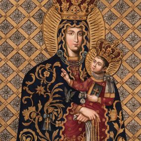 Zdjęcie nr 1: Obraz Matki Boskiej Różańcowej uzyskał kształt wydłużonego, stojącego prostokąta. Wizerunek przedstawia w półpostaci Matkę Boską z Dzieciątkiem. Maria, zwrócona delikatnie w trzech czwartych w lewo, podtrzymuje małego Jezusa obiema, skrzyżowanymi rękami na lewym ramieniu. Równocześnie Madonna w prawej dłoni trzyma białą chustę, a w lewej złoty różaniec zakończony owalnym medalionem z monogramem maryjnym. Jej rumiana twarz o jasnej karnacji jest modelowana miękkim światłocieniem. Twarz jest pociągła o delikatnych, łagodnych rysach, z prostym nosem i pełnych ustach. Matka Boska ubrana jest w ciemnogranatowy maforion podbity zielenią, lamowany i dekorowany złotymi motywami roślinno-kwiatowymi oraz imitacją zawieszonych wotów - białego orła, złotych krzyży z kokardami oraz srebrnego medalionu z kokardą. Maforion opadając na ramiona odsłania spodnią, szkarłatną suknię. Maria ma na głowie wysoką, złotą, zamkniętą koronę wypełnioną purpurą, zwieńczoną globem z krzyżykiem. Korona jest dekorowana malowaną kameryzacją. Pod szyją namalowano trzy sznury pereł przypiętych do maforiona dwiema spinkami w kształcie czteropłatkowych kwiatów. Na dolnym sznurze wisi złoty krzyżyk. Trzymane przez Madonnę Dzieciątko jest zwrócone w trzech czwartych w prawo. Mały Jezus lewą ręka podtrzymuje przy boku księgę Ewangelii z czarną okładką zdobioną złotym krzyżykiem. Natomiast nieznacznie usztywnioną i wyciągniętą przed siebie prawą rękę unosi w geście błogosławieństwa. Jezus ma okrągłą twarz o jasnej karnacji, pełnych ustach i rumianych policzkach, okoloną jasnobrązowymi, krótkimi włosami. Ubrany jest w szkarłatną tunikę u dołu bogato lamowaną złotym ornamentem roślinnym. Tunika pokryta jest drobnymi, złotymi, czterolistnymi kwiatuszkami. Na głowie ma wysoką, zamknietą, złotą koronę zwieńczoną krzyżykiem, dekorowaną malowaną kameryzacją i wypełnioną purpurą. Przy szyi małego Jezusa namalowano trzy krótkie sznury pereł dekorowane z lewej strony srebrną kokardą z długimi wstęgami. Głowy obu postaci otaczają złote nimby z wpisanymi w nie promieniami. Postacie zostały ukazane na srebrnym tle pokrytym złotą, romboidalną kratownicą. Pola kratownicy wypełniają rozety, a w miejscu przecięcia listew namalowano wielolistne kwiaty.
W dolnej części obrazu na białym tle umieszczono czarny napis: N(AJŚWIĘTSZA) M(ARIA) PANNA RÓŻAŃCOWA / Według obrazu cudami słynącego w kościele XX. Dominikanów w Krakowie / poświęconego przez Klemensa VIII Papieża a przywiezionego przez Kard(dynała) Ber / narda Maciejowskiego Bisk(upa) Krak(owskiego) Dobrodziejom spalonego kościoła S(więtej) Trójcy / R(oku) P(ańskiego) 1850. Pamiątka R(oku) P(ańskiego) 1862 malowany R(oku) P(ańskiego) 1866.