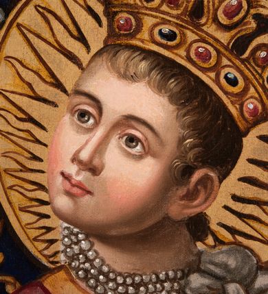 Zdjęcie nr 7: Obraz Matki Boskiej Różańcowej uzyskał kształt wydłużonego, stojącego prostokąta. Wizerunek przedstawia w półpostaci Matkę Boską z Dzieciątkiem. Maria, zwrócona delikatnie w trzech czwartych w lewo, podtrzymuje małego Jezusa obiema, skrzyżowanymi rękami na lewym ramieniu. Równocześnie Madonna w prawej dłoni trzyma białą chustę, a w lewej złoty różaniec zakończony owalnym medalionem z monogramem maryjnym. Jej rumiana twarz o jasnej karnacji jest modelowana miękkim światłocieniem. Twarz jest pociągła o delikatnych, łagodnych rysach, z prostym nosem i pełnych ustach. Matka Boska ubrana jest w ciemnogranatowy maforion podbity zielenią, lamowany i dekorowany złotymi motywami roślinno-kwiatowymi oraz imitacją zawieszonych wotów - białego orła, złotych krzyży z kokardami oraz srebrnego medalionu z kokardą. Maforion opadając na ramiona odsłania spodnią, szkarłatną suknię. Maria ma na głowie wysoką, złotą, zamkniętą koronę wypełnioną purpurą, zwieńczoną globem z krzyżykiem. Korona jest dekorowana malowaną kameryzacją. Pod szyją namalowano trzy sznury pereł przypiętych do maforiona dwiema spinkami w kształcie czteropłatkowych kwiatów. Na dolnym sznurze wisi złoty krzyżyk. Trzymane przez Madonnę Dzieciątko jest zwrócone w trzech czwartych w prawo. Mały Jezus lewą ręka podtrzymuje przy boku księgę Ewangelii z czarną okładką zdobioną złotym krzyżykiem. Natomiast nieznacznie usztywnioną i wyciągniętą przed siebie prawą rękę unosi w geście błogosławieństwa. Jezus ma okrągłą twarz o jasnej karnacji, pełnych ustach i rumianych policzkach, okoloną jasnobrązowymi, krótkimi włosami. Ubrany jest w szkarłatną tunikę u dołu bogato lamowaną złotym ornamentem roślinnym. Tunika pokryta jest drobnymi, złotymi, czterolistnymi kwiatuszkami. Na głowie ma wysoką, zamknietą, złotą koronę zwieńczoną krzyżykiem, dekorowaną malowaną kameryzacją i wypełnioną purpurą. Przy szyi małego Jezusa namalowano trzy krótkie sznury pereł dekorowane z lewej strony srebrną kokardą z długimi wstęgami. Głowy obu postaci otaczają złote nimby z wpisanymi w nie promieniami. Postacie zostały ukazane na srebrnym tle pokrytym złotą, romboidalną kratownicą. Pola kratownicy wypełniają rozety, a w miejscu przecięcia listew namalowano wielolistne kwiaty.
W dolnej części obrazu na białym tle umieszczono czarny napis: N(AJŚWIĘTSZA) M(ARIA) PANNA RÓŻAŃCOWA / Według obrazu cudami słynącego w kościele XX. Dominikanów w Krakowie / poświęconego przez Klemensa VIII Papieża a przywiezionego przez Kard(dynała) Ber / narda Maciejowskiego Bisk(upa) Krak(owskiego) Dobrodziejom spalonego kościoła S(więtej) Trójcy / R(oku) P(ańskiego) 1850. Pamiątka R(oku) P(ańskiego) 1862 malowany R(oku) P(ańskiego) 1866.