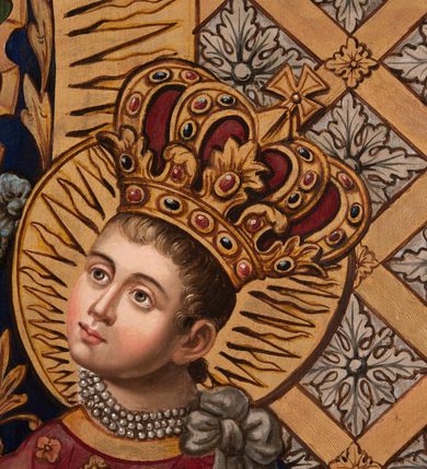 Zdjęcie nr 6: Obraz Matki Boskiej Różańcowej uzyskał kształt wydłużonego, stojącego prostokąta. Wizerunek przedstawia w półpostaci Matkę Boską z Dzieciątkiem. Maria, zwrócona delikatnie w trzech czwartych w lewo, podtrzymuje małego Jezusa obiema, skrzyżowanymi rękami na lewym ramieniu. Równocześnie Madonna w prawej dłoni trzyma białą chustę, a w lewej złoty różaniec zakończony owalnym medalionem z monogramem maryjnym. Jej rumiana twarz o jasnej karnacji jest modelowana miękkim światłocieniem. Twarz jest pociągła o delikatnych, łagodnych rysach, z prostym nosem i pełnych ustach. Matka Boska ubrana jest w ciemnogranatowy maforion podbity zielenią, lamowany i dekorowany złotymi motywami roślinno-kwiatowymi oraz imitacją zawieszonych wotów - białego orła, złotych krzyży z kokardami oraz srebrnego medalionu z kokardą. Maforion opadając na ramiona odsłania spodnią, szkarłatną suknię. Maria ma na głowie wysoką, złotą, zamkniętą koronę wypełnioną purpurą, zwieńczoną globem z krzyżykiem. Korona jest dekorowana malowaną kameryzacją. Pod szyją namalowano trzy sznury pereł przypiętych do maforiona dwiema spinkami w kształcie czteropłatkowych kwiatów. Na dolnym sznurze wisi złoty krzyżyk. Trzymane przez Madonnę Dzieciątko jest zwrócone w trzech czwartych w prawo. Mały Jezus lewą ręka podtrzymuje przy boku księgę Ewangelii z czarną okładką zdobioną złotym krzyżykiem. Natomiast nieznacznie usztywnioną i wyciągniętą przed siebie prawą rękę unosi w geście błogosławieństwa. Jezus ma okrągłą twarz o jasnej karnacji, pełnych ustach i rumianych policzkach, okoloną jasnobrązowymi, krótkimi włosami. Ubrany jest w szkarłatną tunikę u dołu bogato lamowaną złotym ornamentem roślinnym. Tunika pokryta jest drobnymi, złotymi, czterolistnymi kwiatuszkami. Na głowie ma wysoką, zamknietą, złotą koronę zwieńczoną krzyżykiem, dekorowaną malowaną kameryzacją i wypełnioną purpurą. Przy szyi małego Jezusa namalowano trzy krótkie sznury pereł dekorowane z lewej strony srebrną kokardą z długimi wstęgami. Głowy obu postaci otaczają złote nimby z wpisanymi w nie promieniami. Postacie zostały ukazane na srebrnym tle pokrytym złotą, romboidalną kratownicą. Pola kratownicy wypełniają rozety, a w miejscu przecięcia listew namalowano wielolistne kwiaty.
W dolnej części obrazu na białym tle umieszczono czarny napis: N(AJŚWIĘTSZA) M(ARIA) PANNA RÓŻAŃCOWA / Według obrazu cudami słynącego w kościele XX. Dominikanów w Krakowie / poświęconego przez Klemensa VIII Papieża a przywiezionego przez Kard(dynała) Ber / narda Maciejowskiego Bisk(upa) Krak(owskiego) Dobrodziejom spalonego kościoła S(więtej) Trójcy / R(oku) P(ańskiego) 1850. Pamiątka R(oku) P(ańskiego) 1862 malowany R(oku) P(ańskiego) 1866.